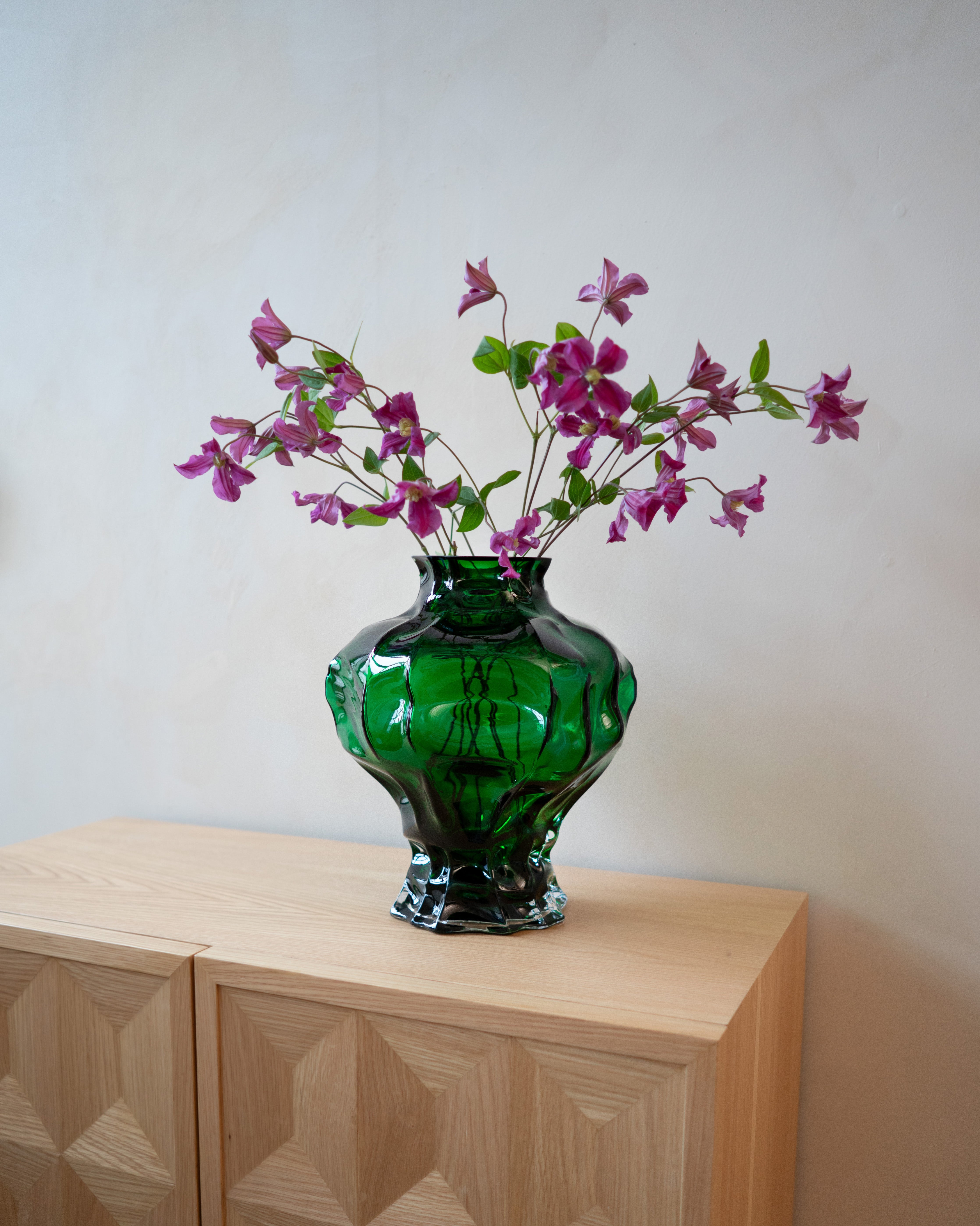 hein-studio-ammonit-vase-vert-verre-bouche-h30-cm image 7