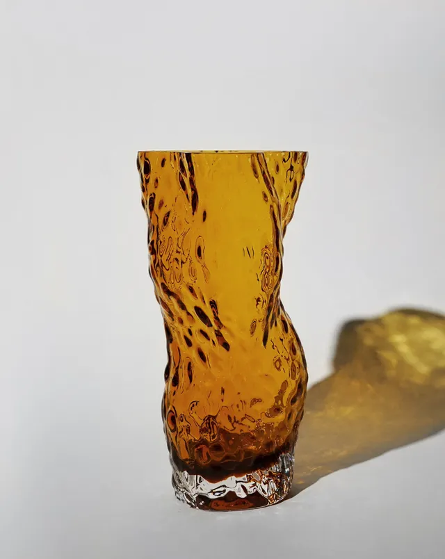 hein-studio-ostrea-vase-en-verre-ambre-30-cm image 1