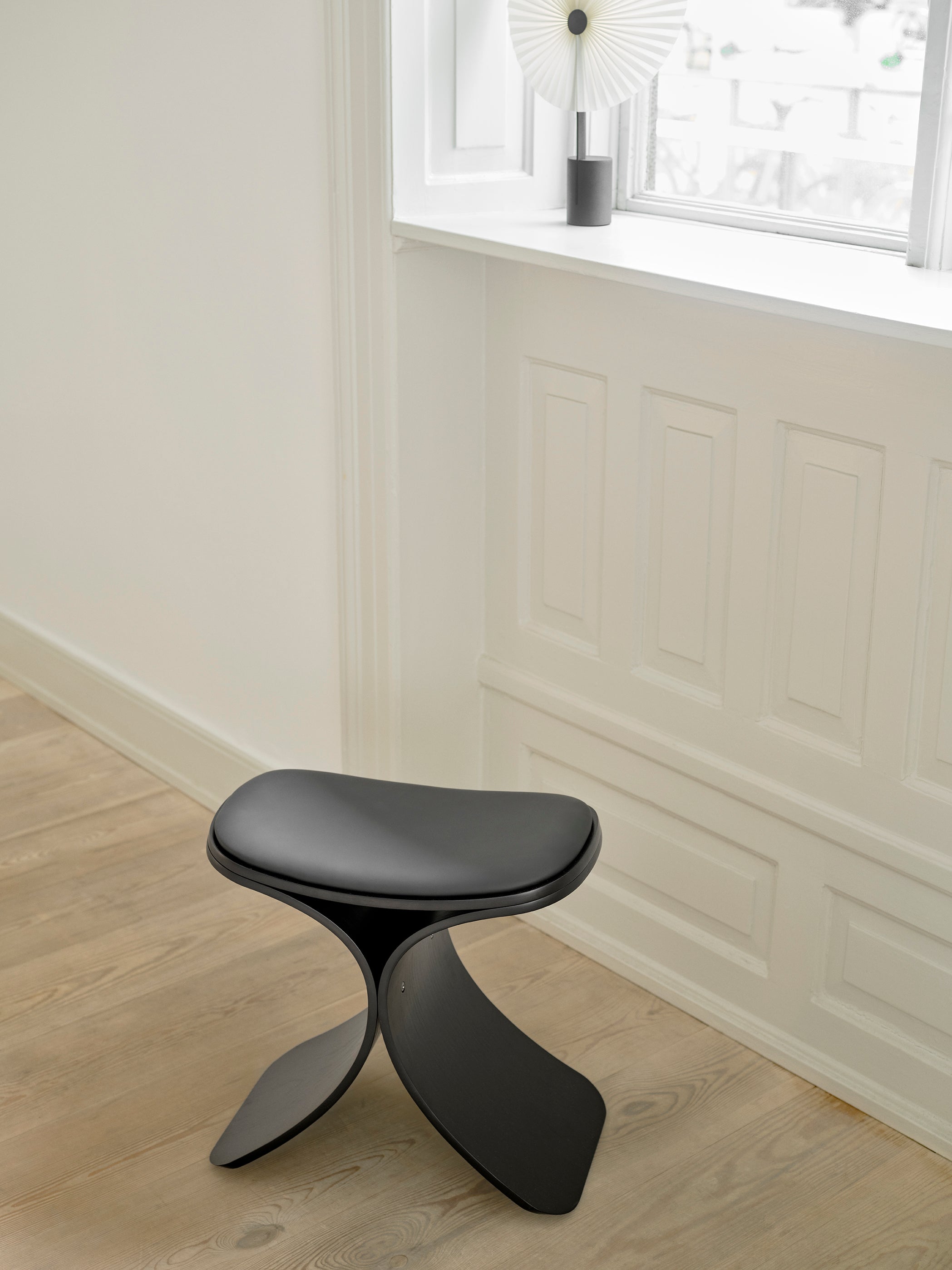 gejst-luno-tabouret-ch-ne-noir-cuir-noir-design image 4