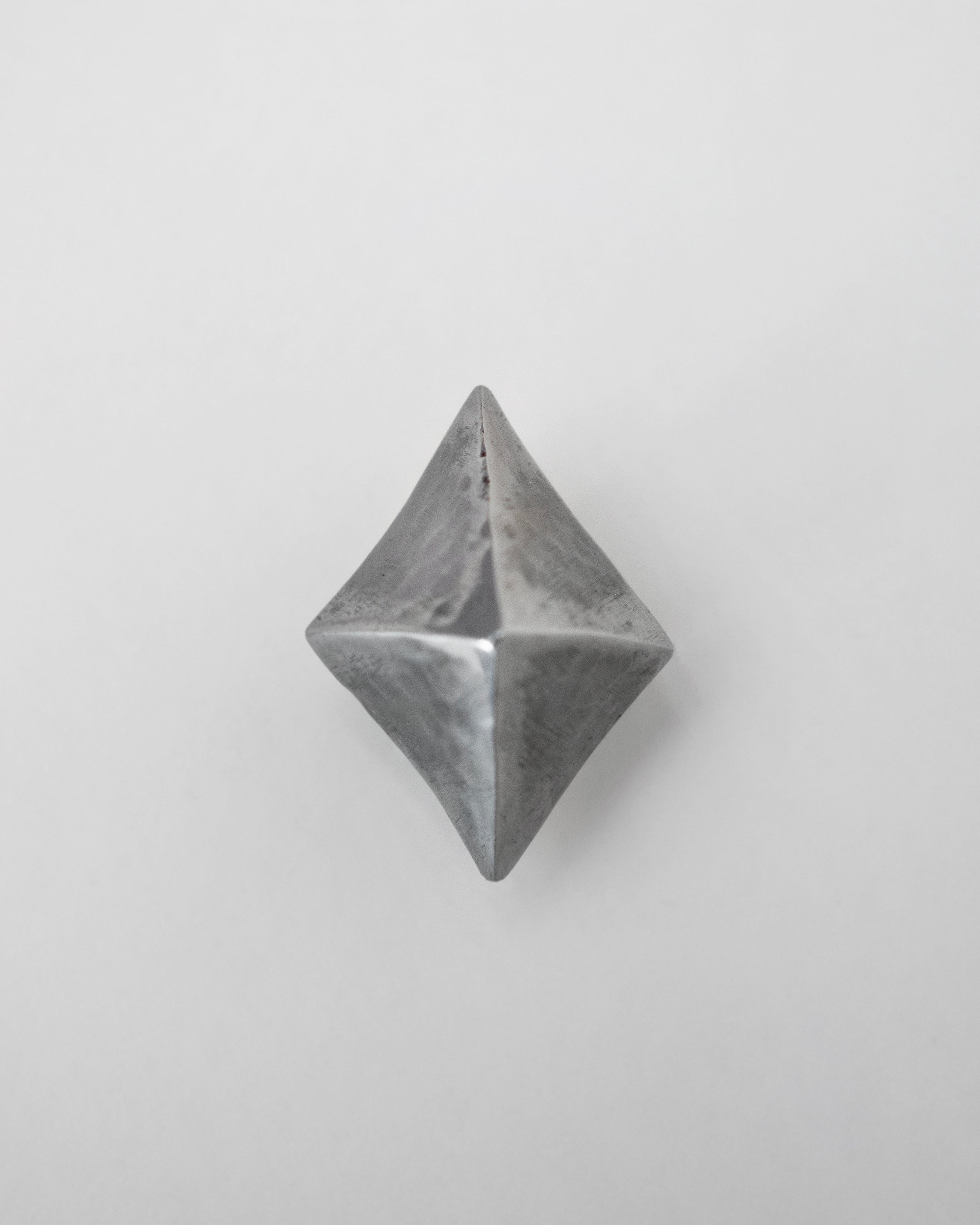 hein-studio-villum-bouton-meuble-finition-zinc image 1
