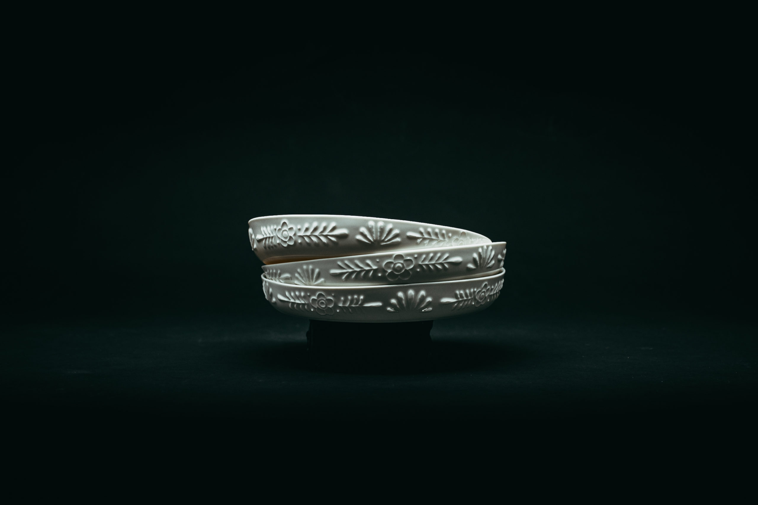c-cile-charroy-jiki-assiette-porcelaine-relief-grav image 5