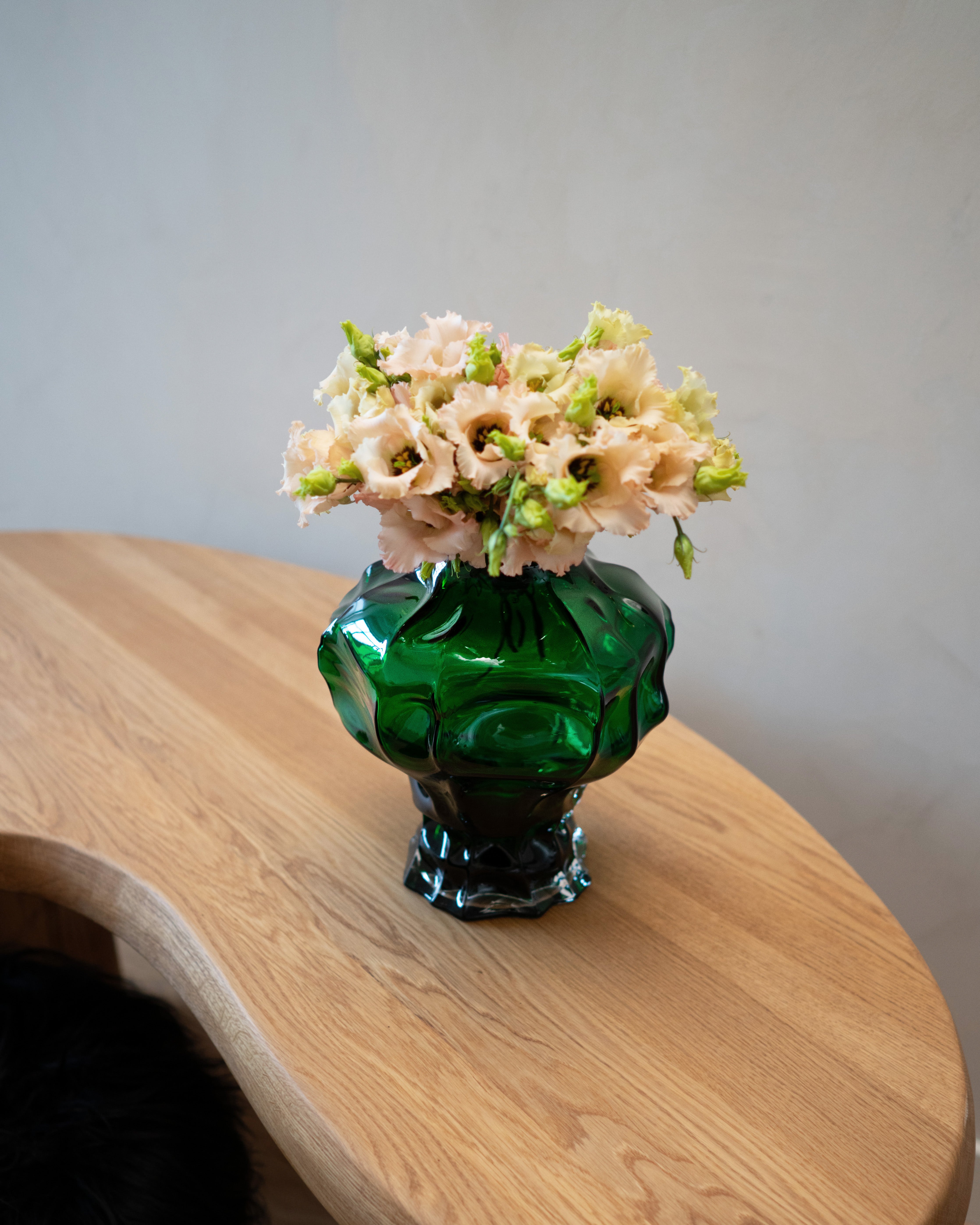 hein-studio-ammonit-vase-vert-verre-bouche-h30-cm image 3