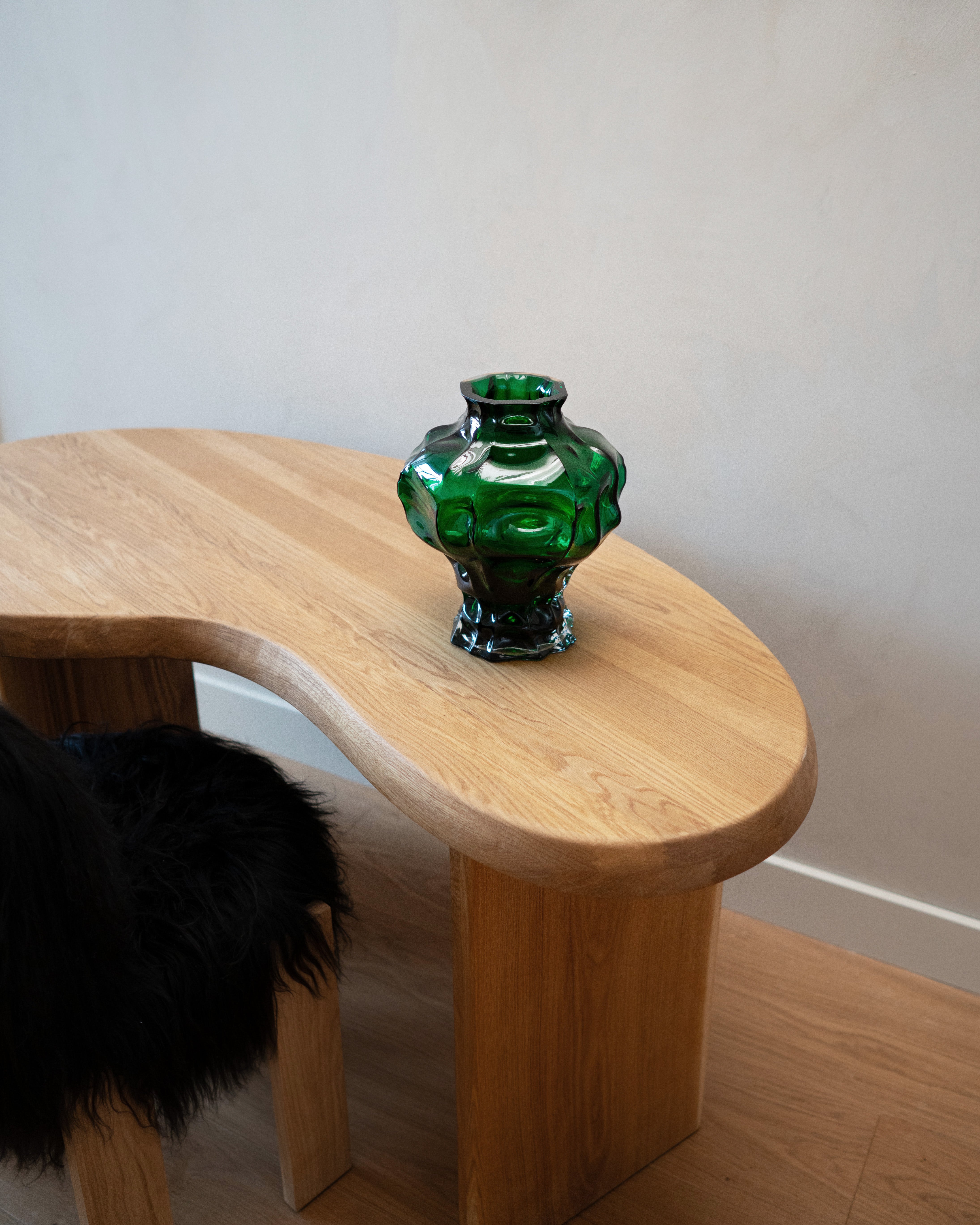 hein-studio-ammonit-vase-vert-verre-bouche-h30-cm image 2