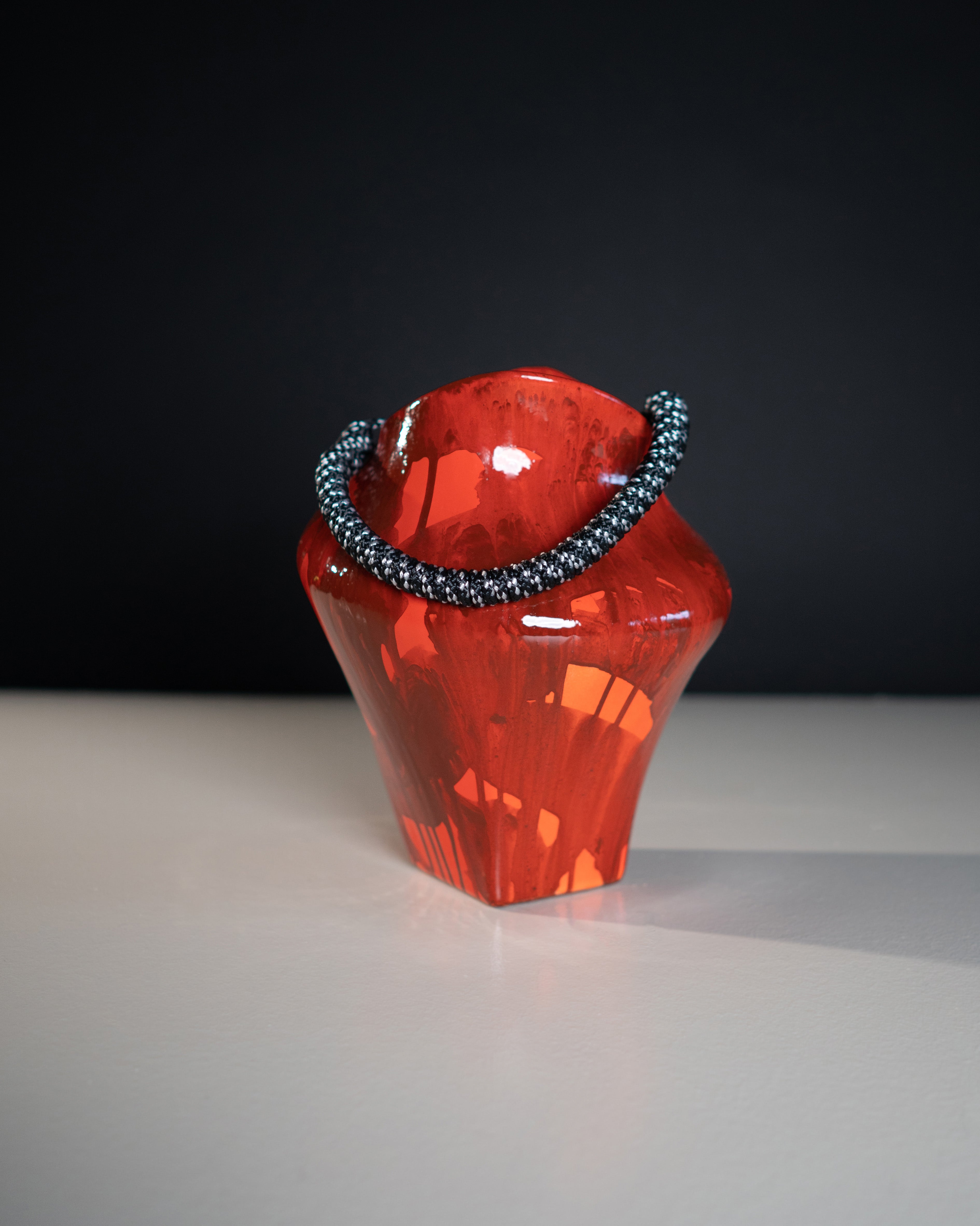 hein-studio-nami-vase-avec-anse-c-ramique-peinte-main-25-cm image 2