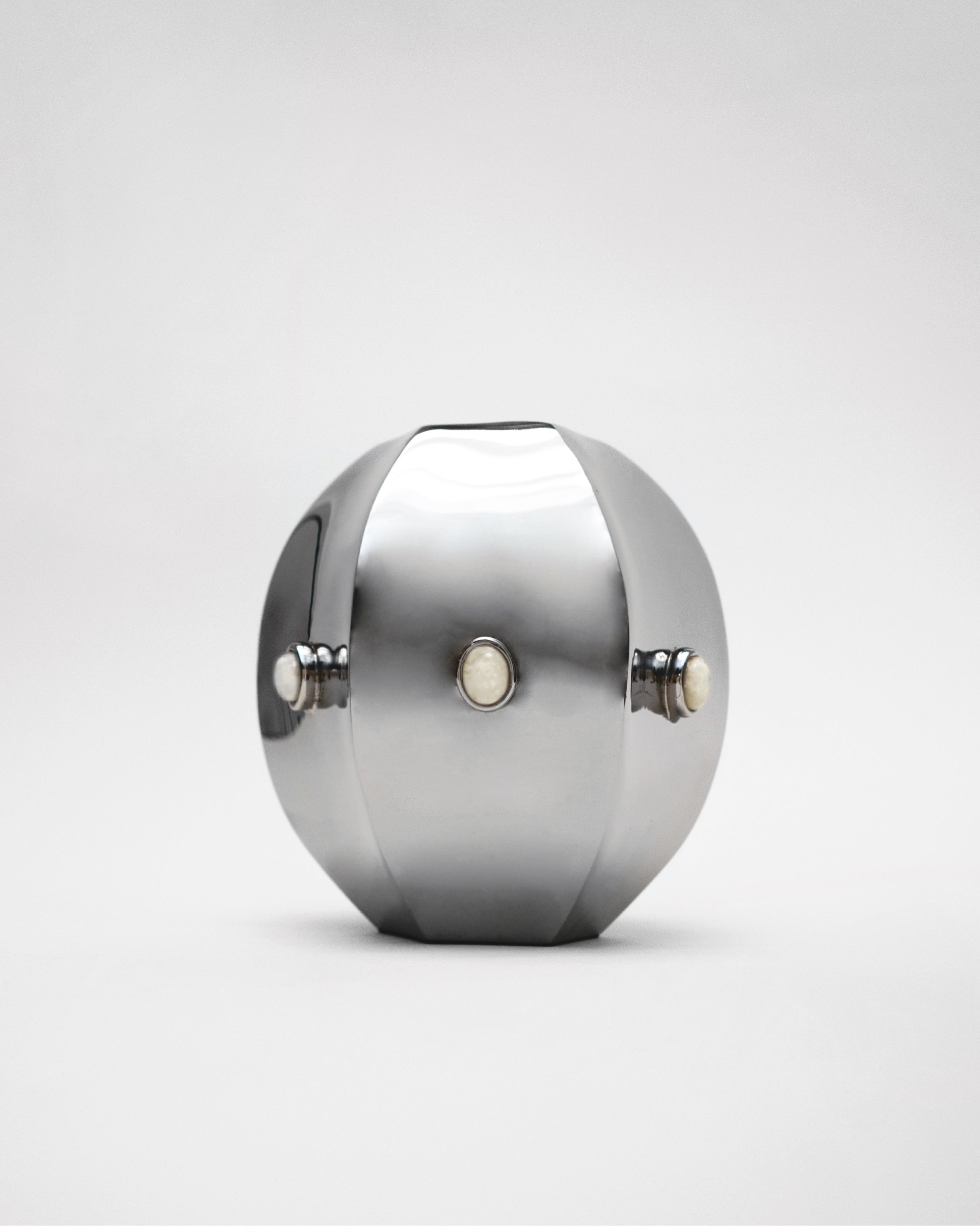 hein-studio-evi-vase-laiton-titanium-18-5-cm image 3