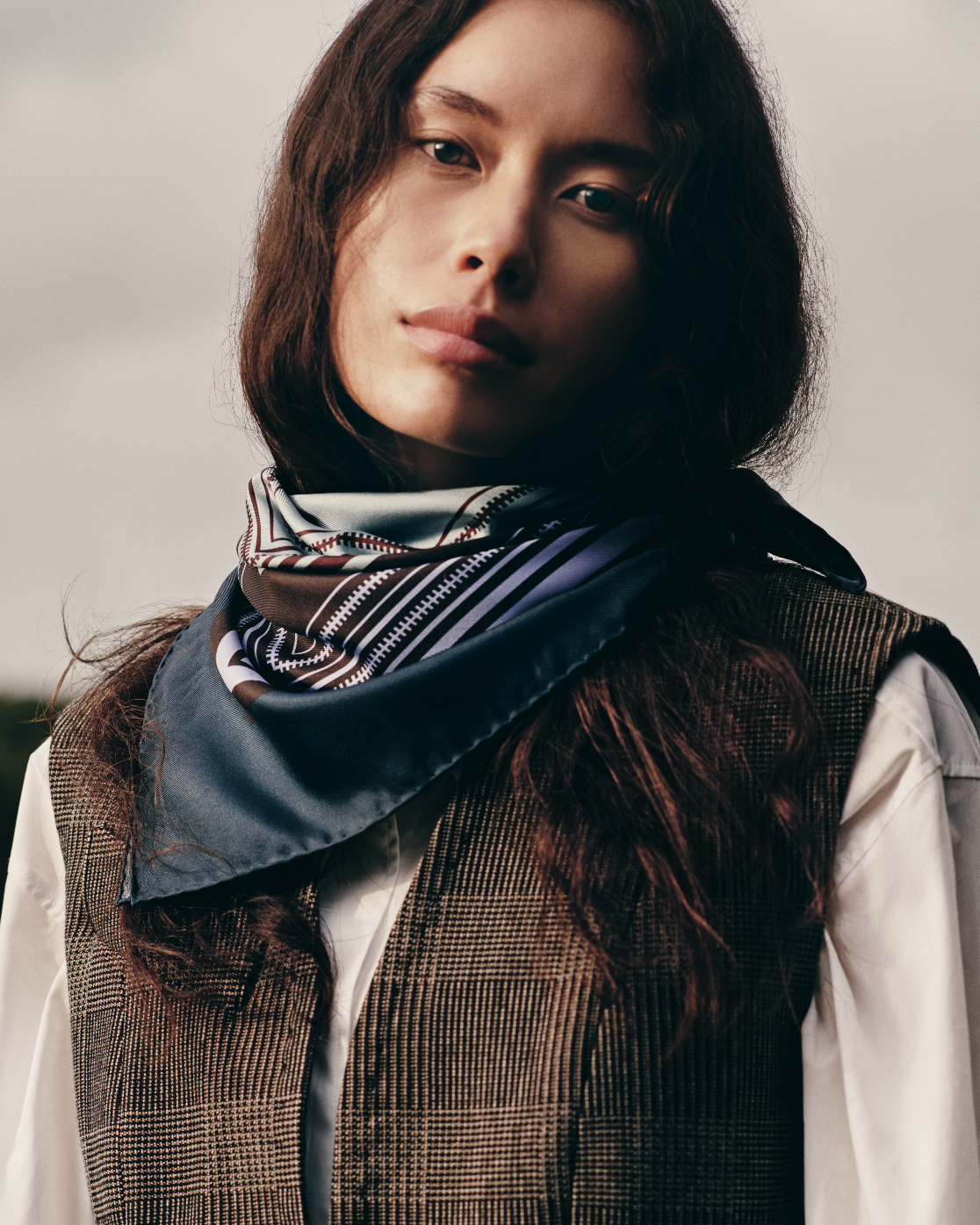 hein-studio-awena-04-foulard-soie-bleu-70-cm image 3