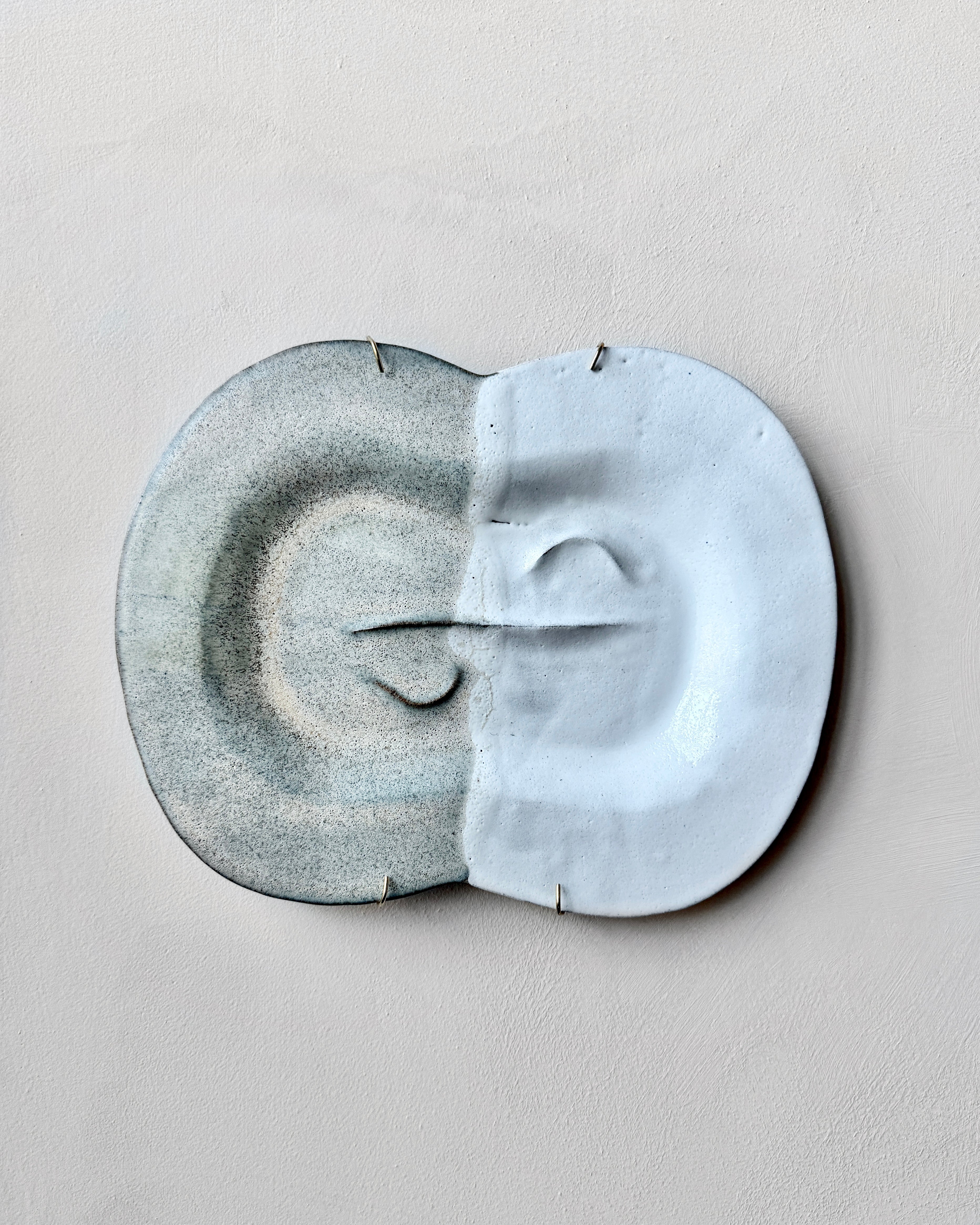 hein-studio-gh-07-assiette-murale-gr-s-artisanal-26x22-cm image 1