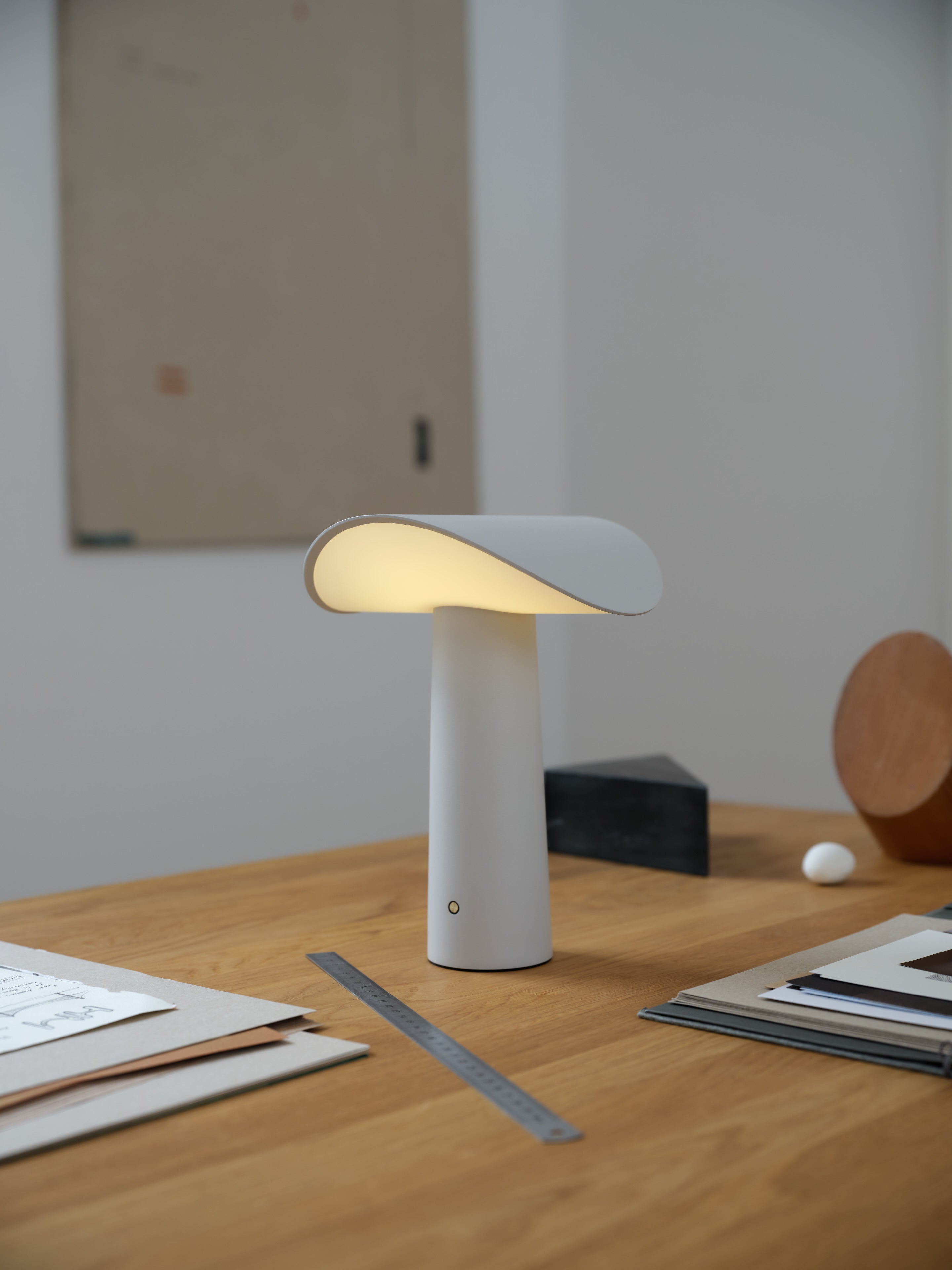 gejst-lium-portable-lampe-de-table-gris-chaud image 2