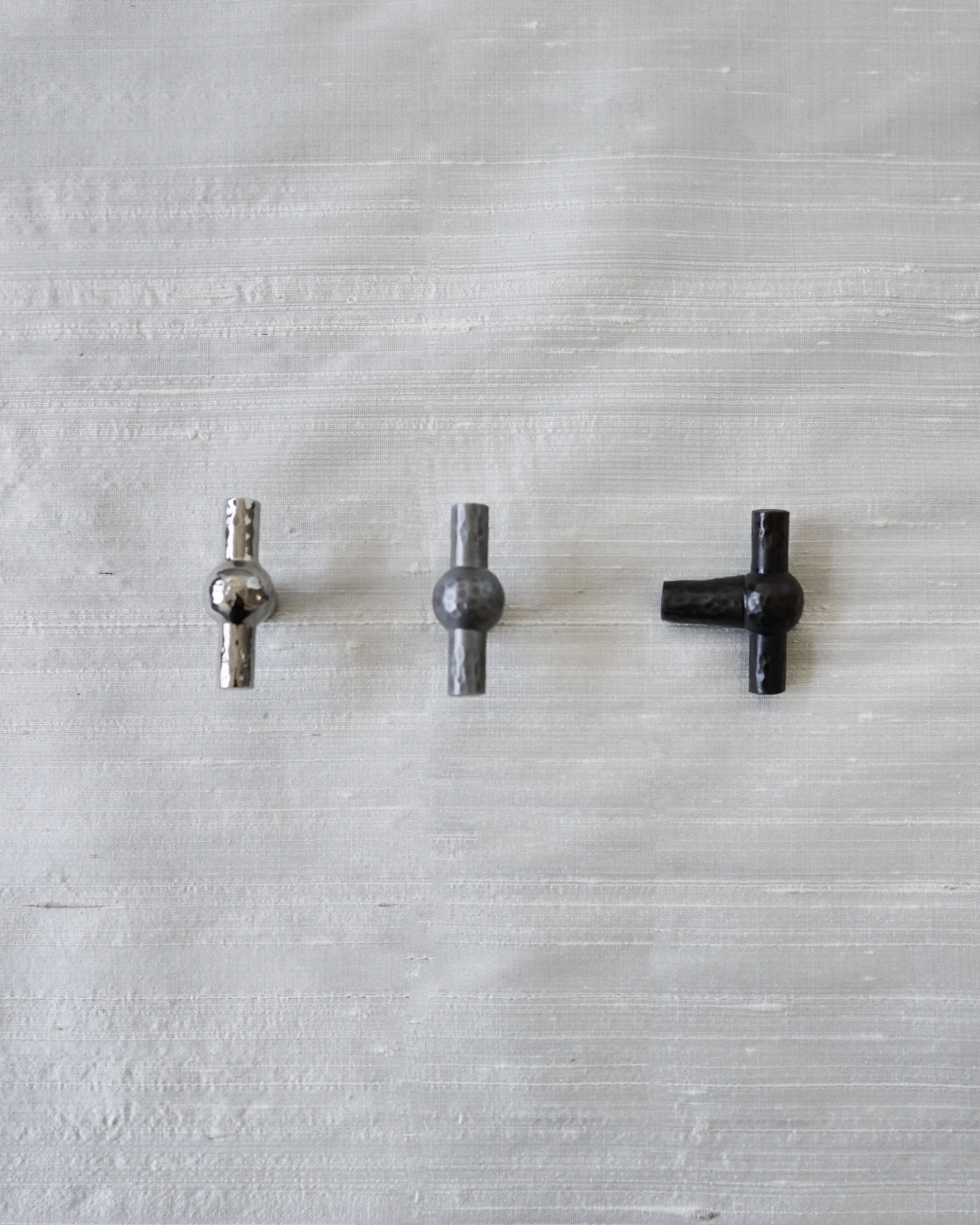hein-studio-freya-bouton-meuble-titane-laiton image 3