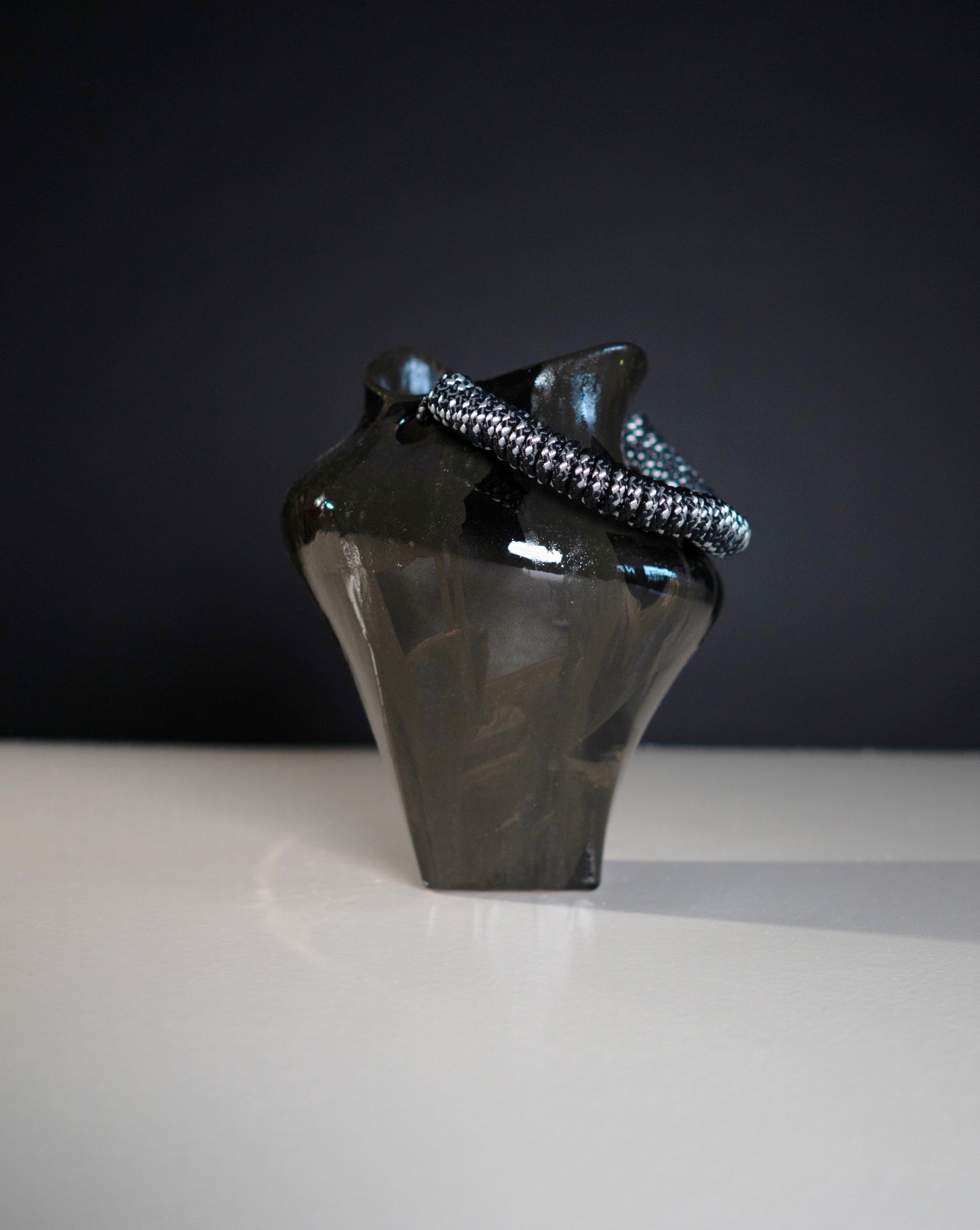 hein-studio-nami-vase-c-ramique-anse-peint-main image 1