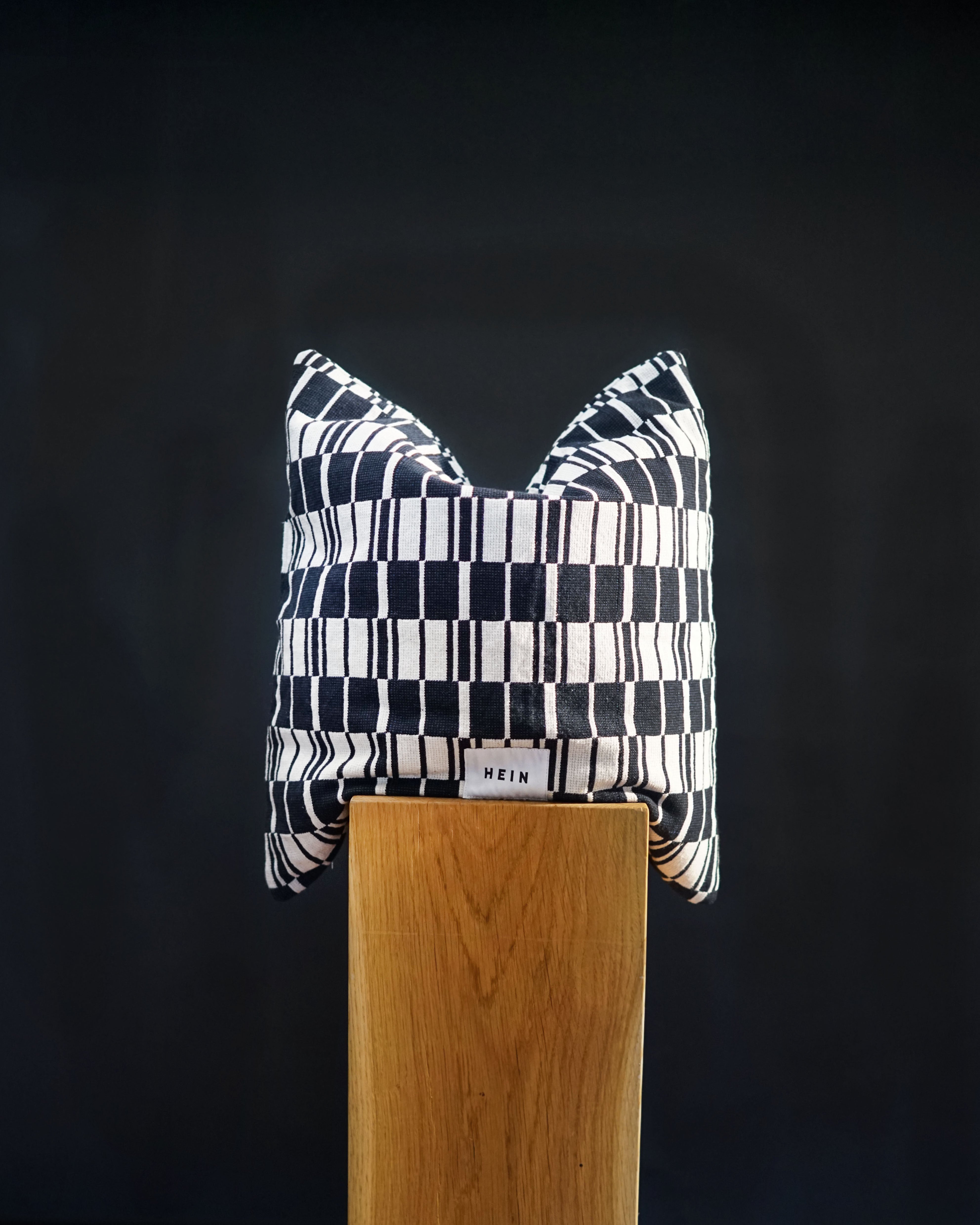 hein-studio-uma-coussin-50x50-cm-navy-offwhite-jacquard-coton image 3