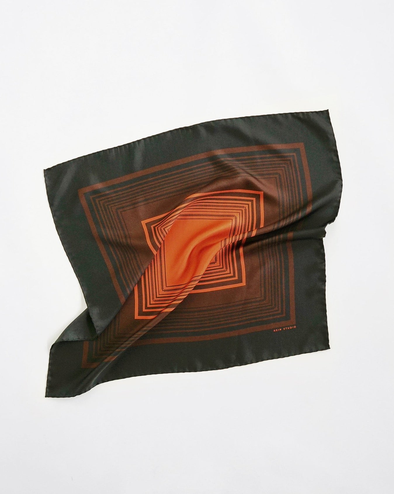 hein-studio-awena-no-02-foulard-soie-rouille-noir-70x70 image 3