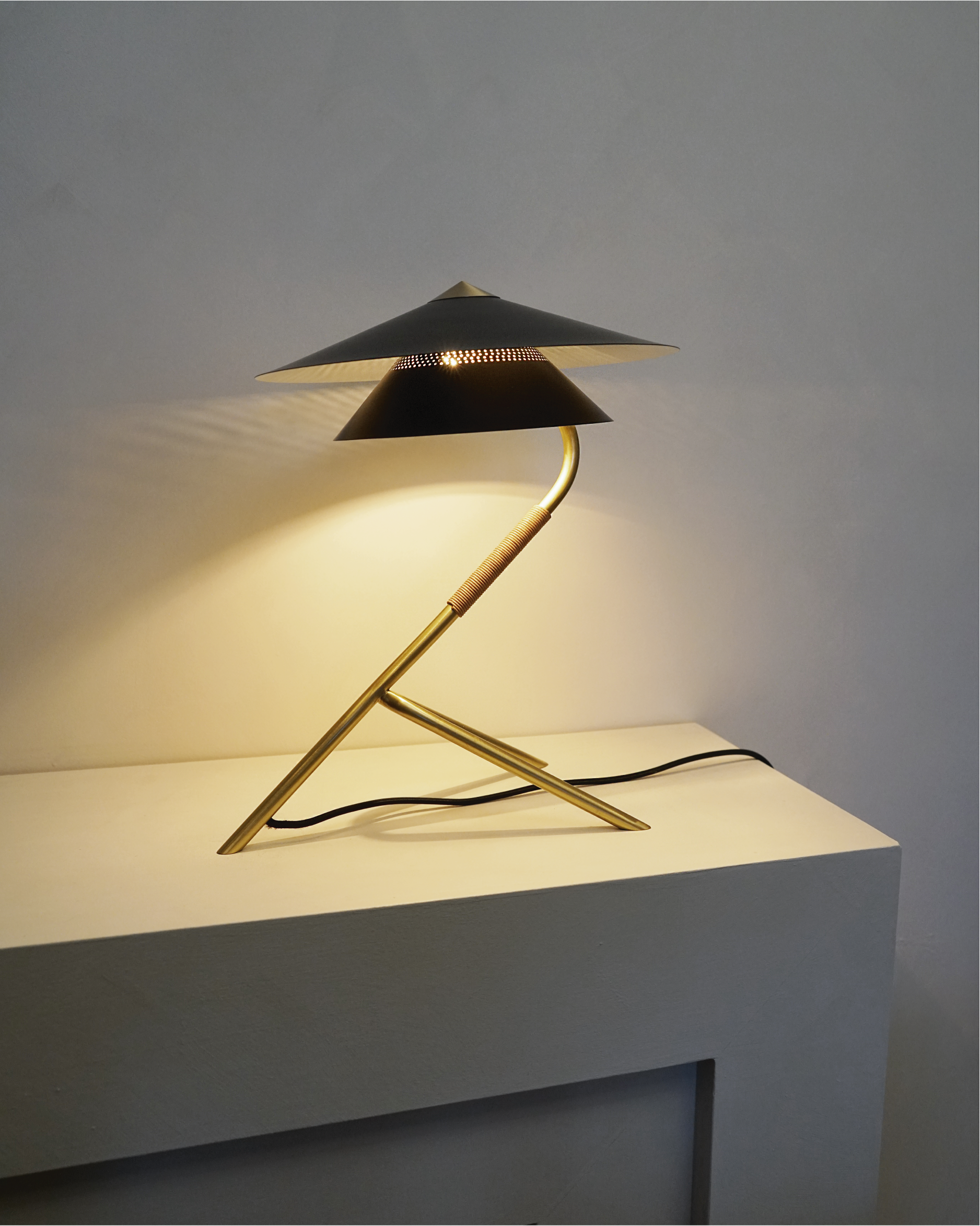 hein-studio-meconopsis-lampe-de-table-laiton-46-cm image 4