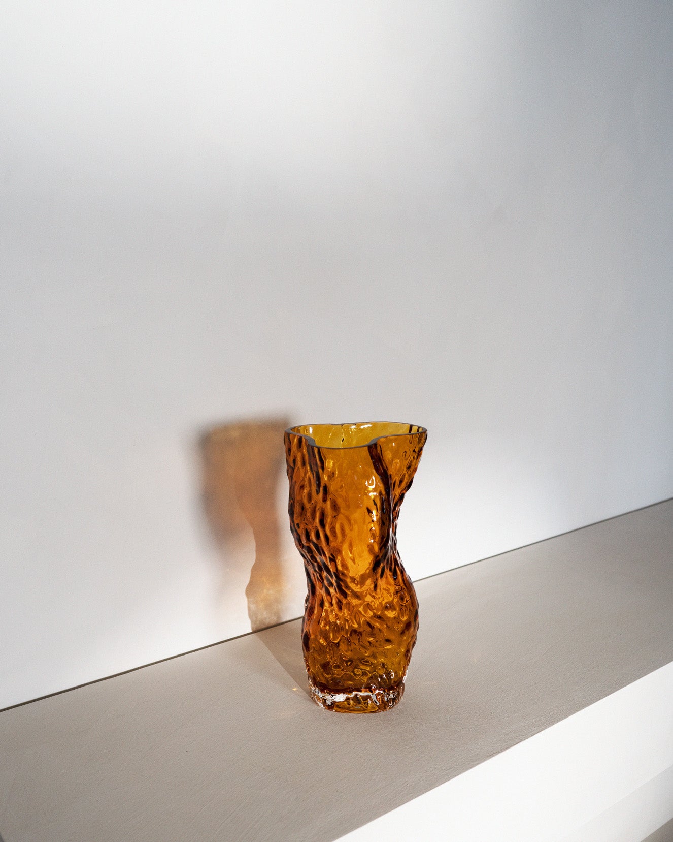 hein-studio-ostrea-vase-en-verre-ambre-30-cm image 5