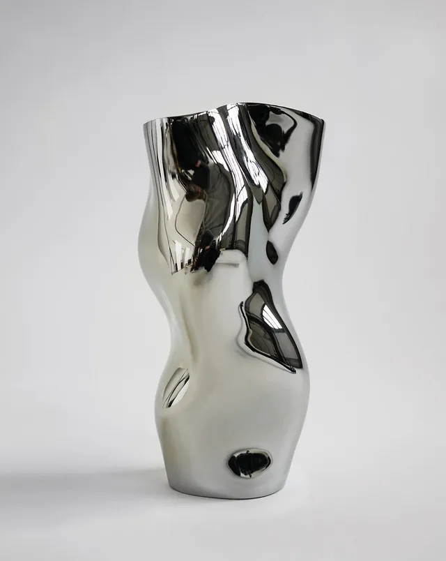 hein-studio-ostrea-25-vase-laiton-finition-titane image 1