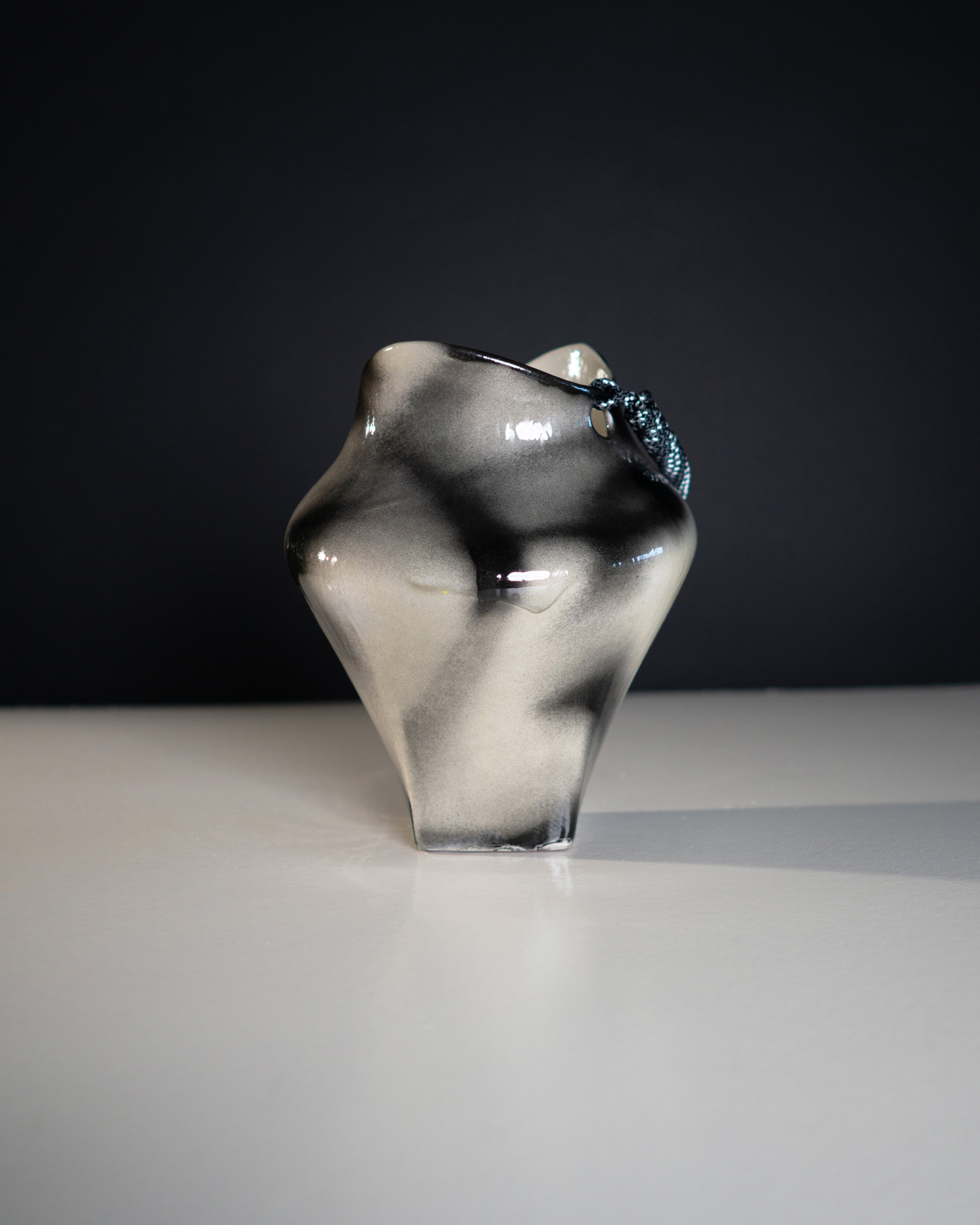 hein-studio-nami-vase-avec-anse-c-ramique-peinte-main image 2