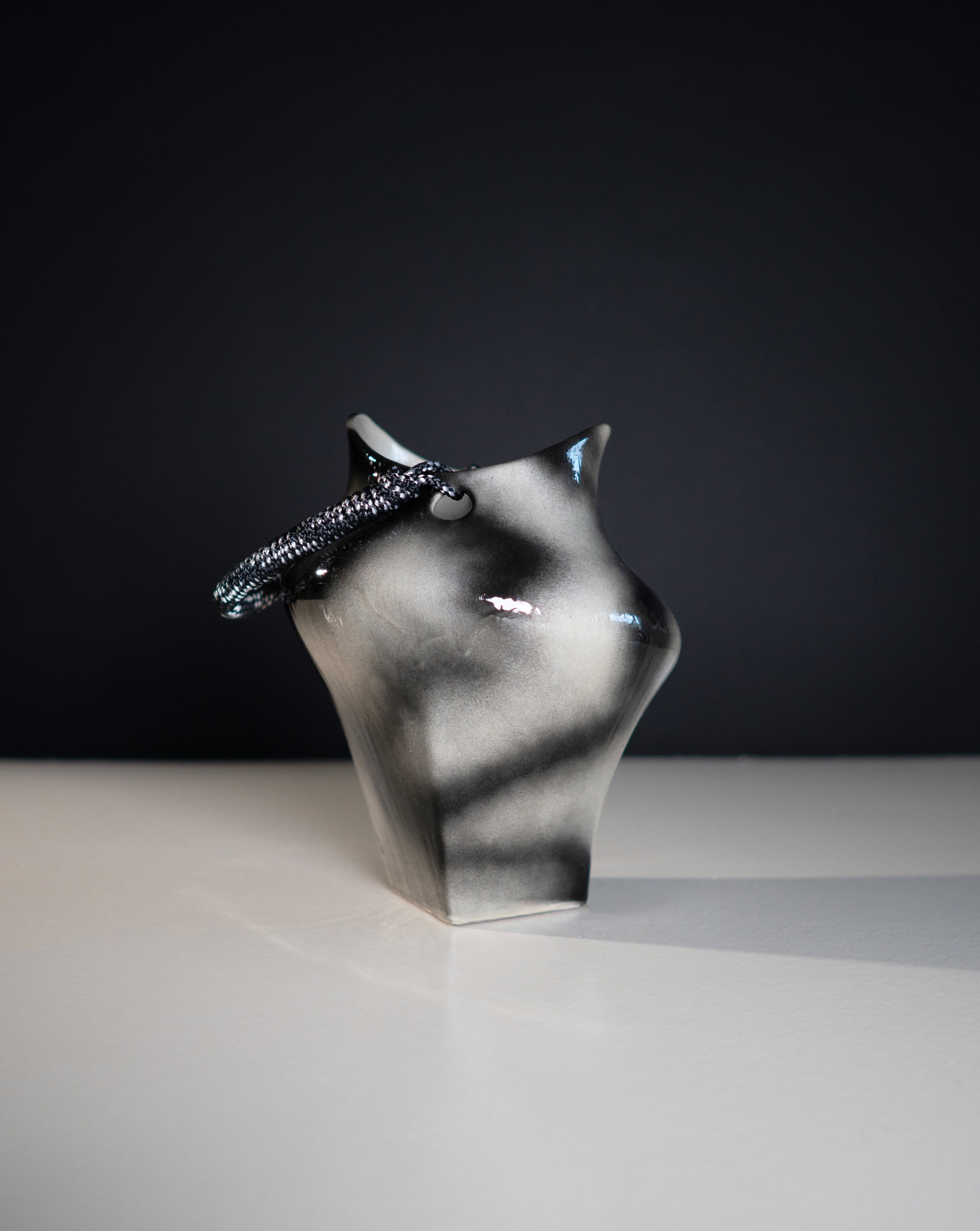 hein-studio-nami-vase-avec-anse-c-ramique-peinte-main image 1