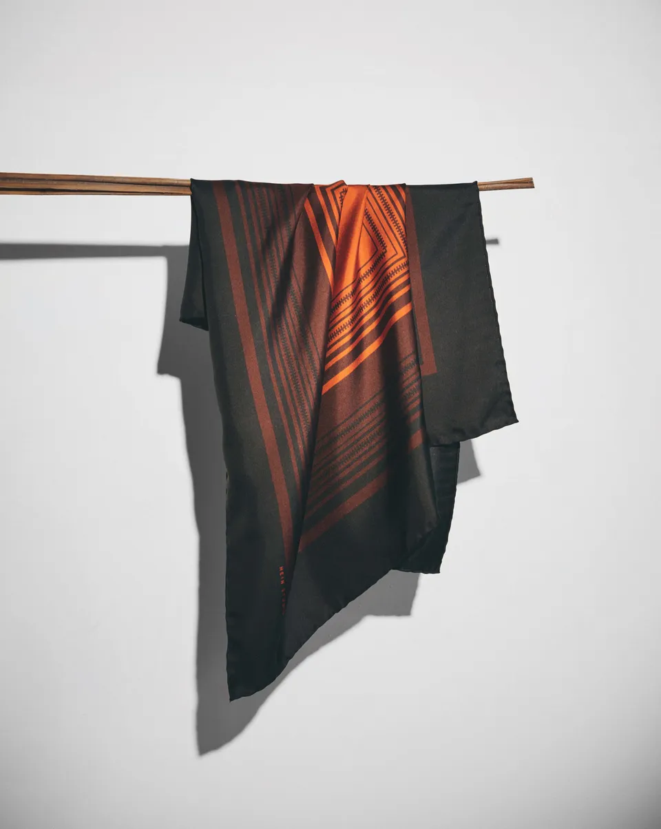 hein-studio-awena-no-02-foulard-soie-rouille-noir-70x70 image 1