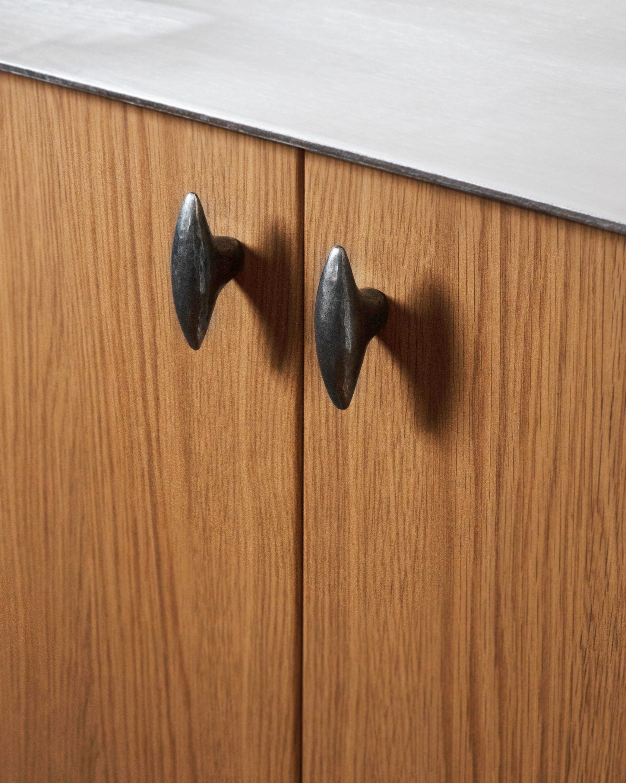 hein-studio-belle-bouton-de-meuble-laiton-finition-zinc image 7