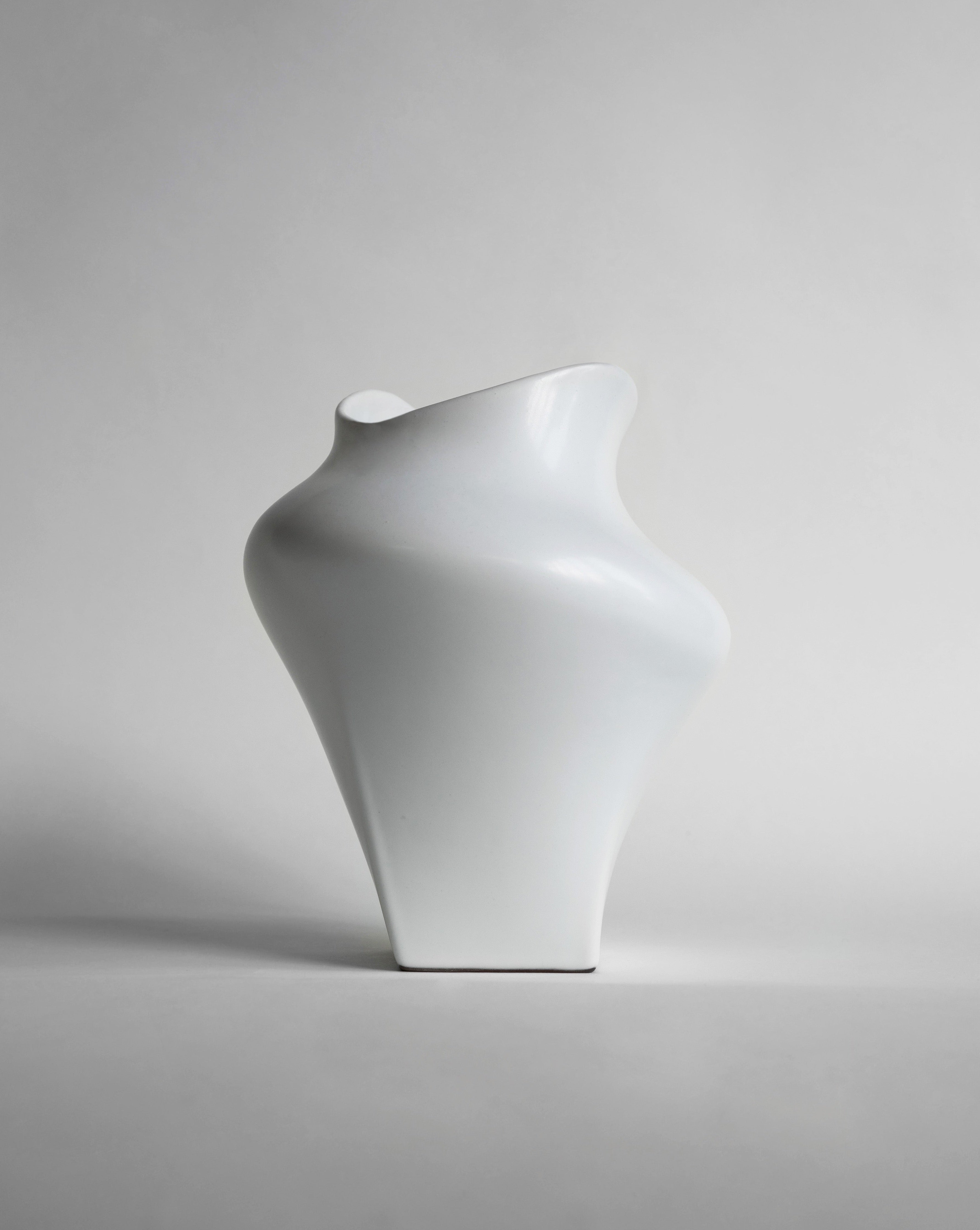 hein-studio-nami-vase-c-ramique-blanc-25-cm-maill-main image 1