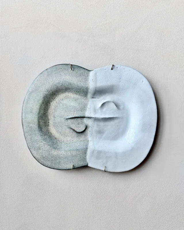 hein-studio-gh-07-assiette-murale-gr-s-artisanal-26x22-cm image 1