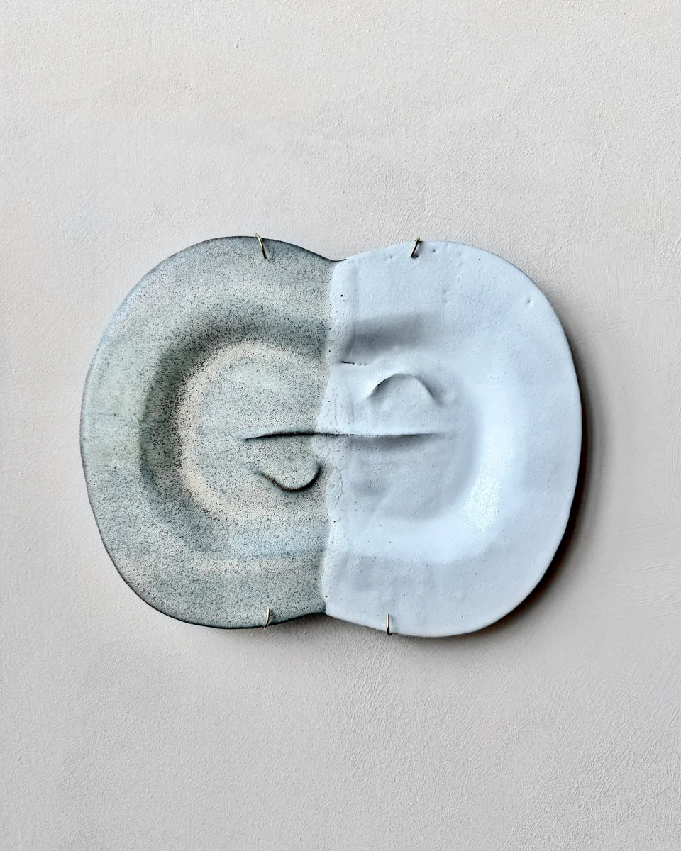 hein-studio-gh-07-assiette-murale-gr-s-artisanal-26x22-cm image 1