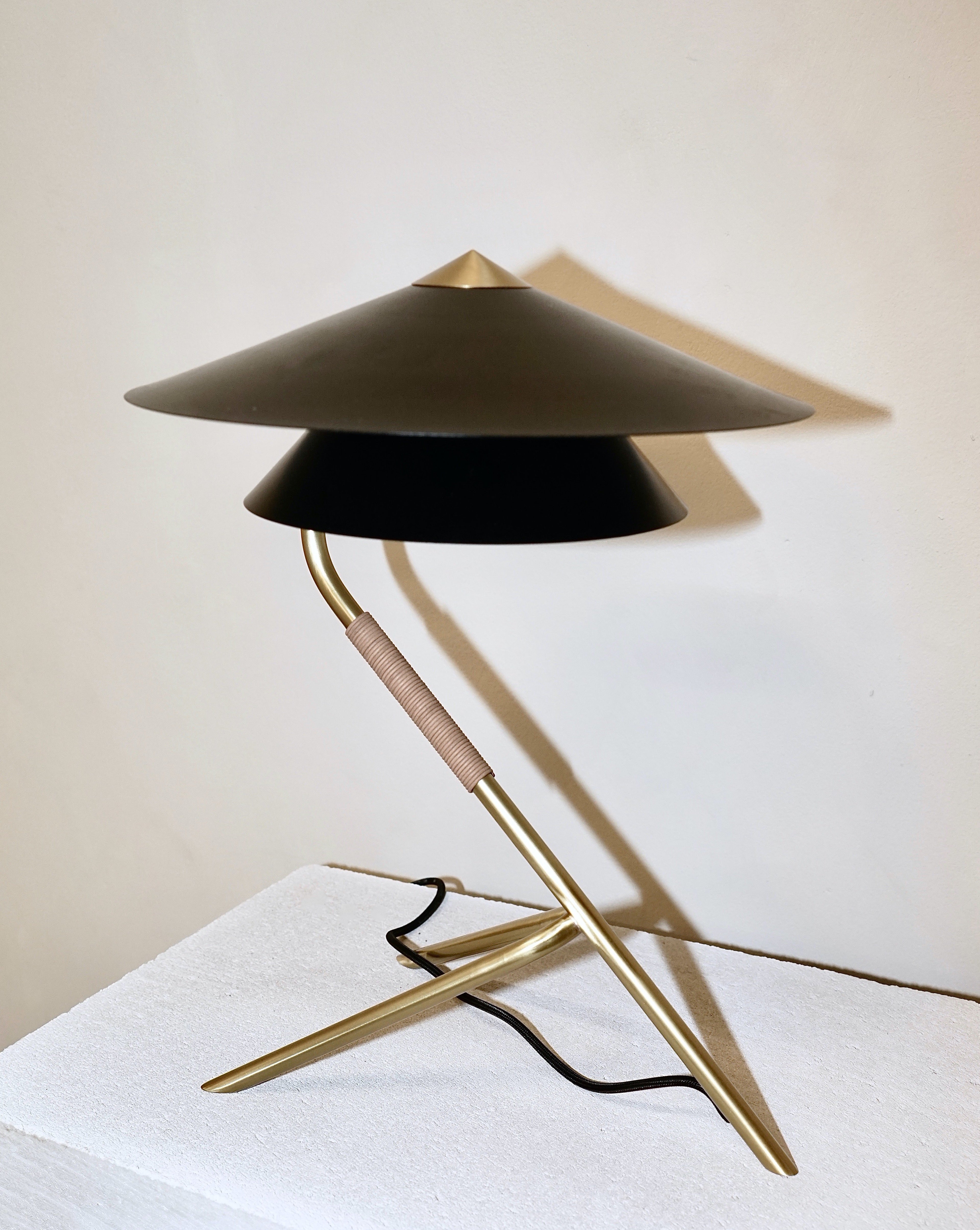 hein-studio-meconopsis-lampe-de-table-laiton-46-cm image 1