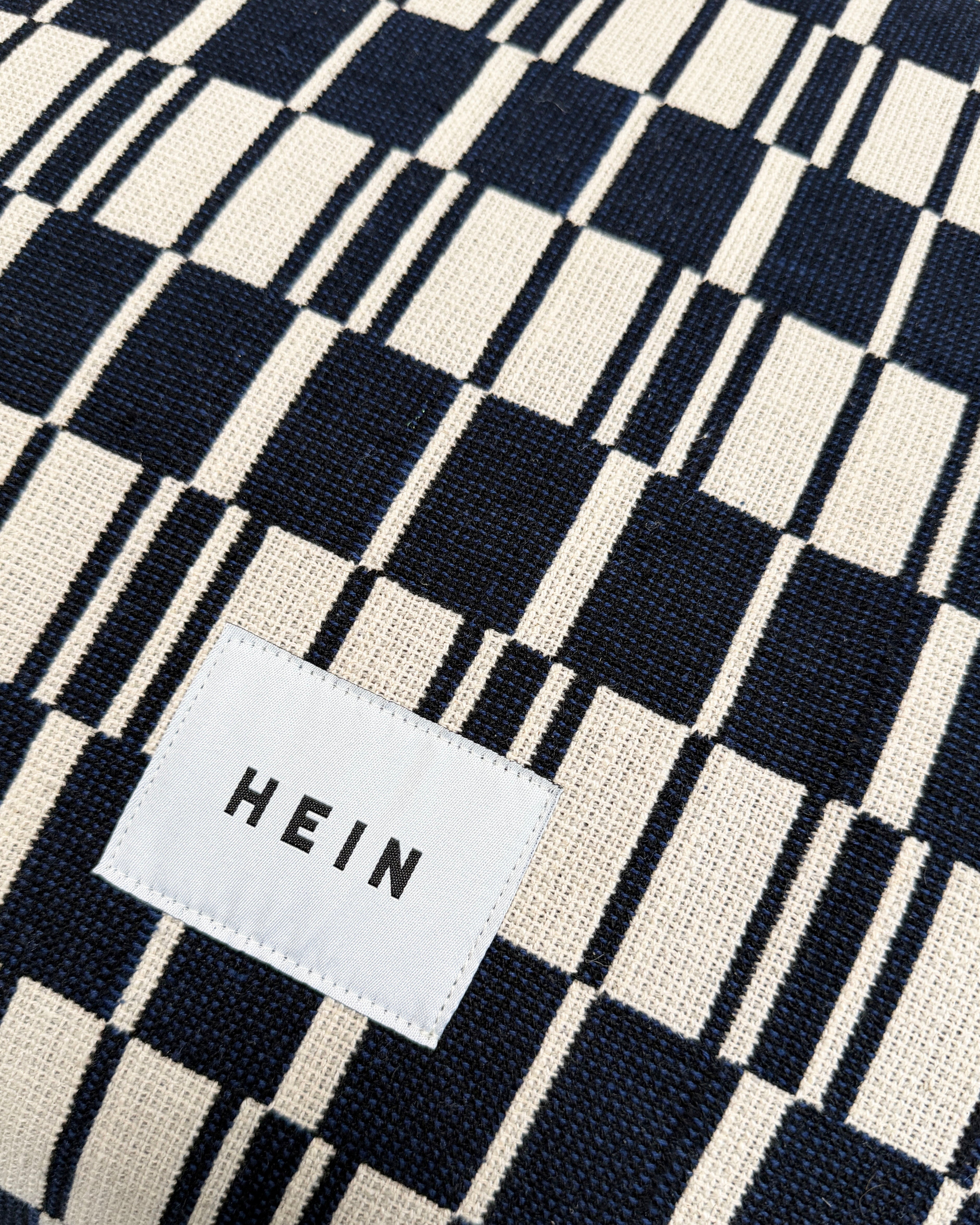 hein-studio-uma-coussin-50x50-cm-navy-offwhite-jacquard-coton image 4