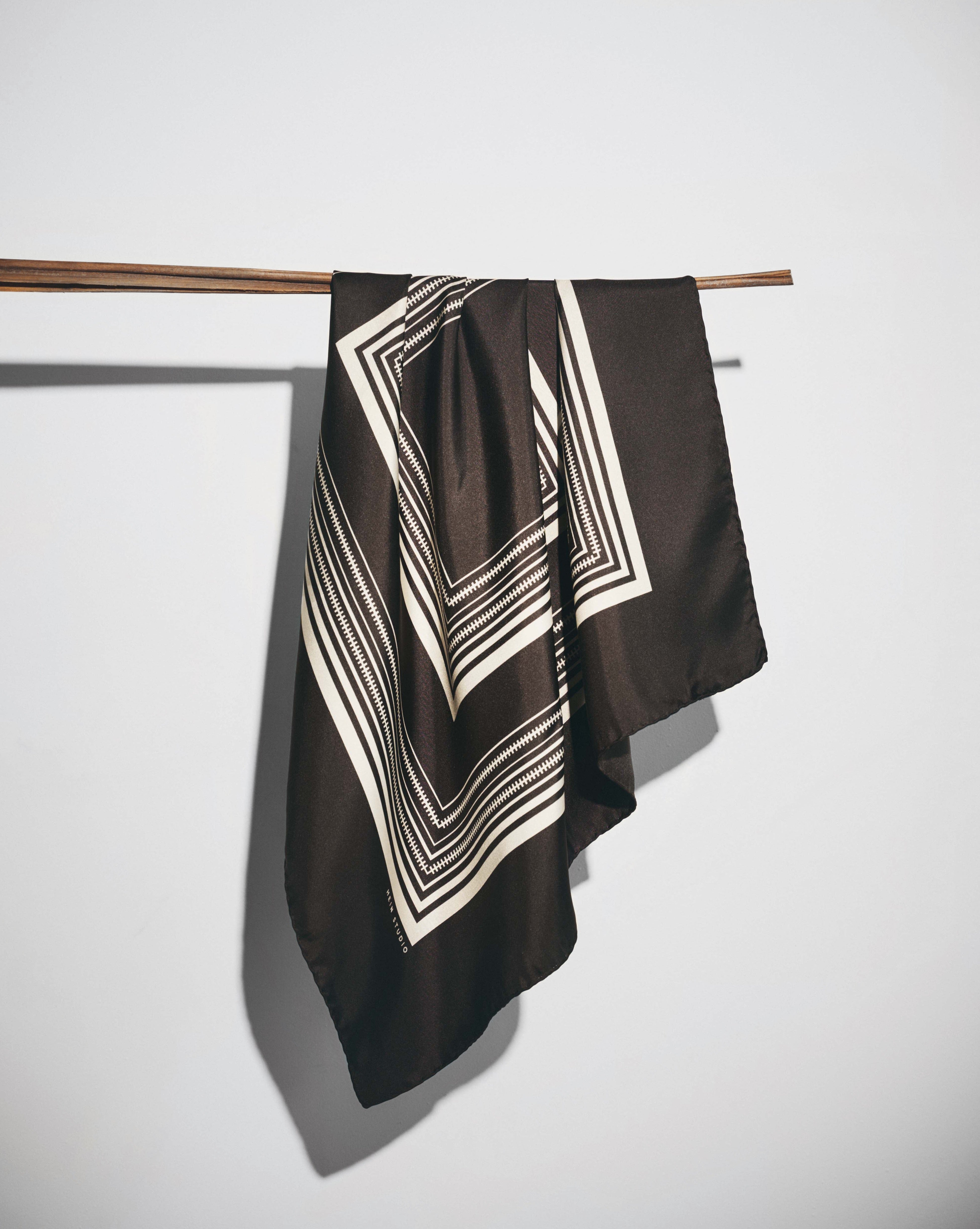 hein-studio-awena-n-01-foulard-soie-marron-cr-me-70-cm image 1