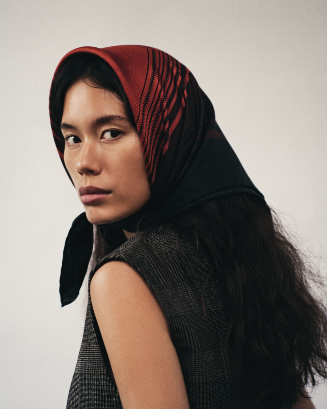 hein-studio-awena-no-02-foulard-soie-rouille-noir-70x70 image 2