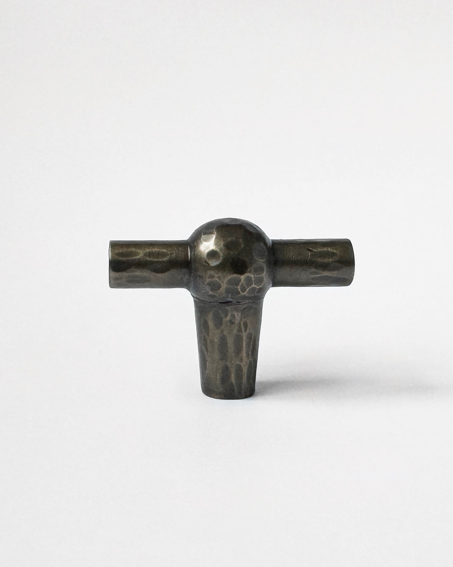 hein-studio-freya-bouton-de-meuble-laiton-antique image 2