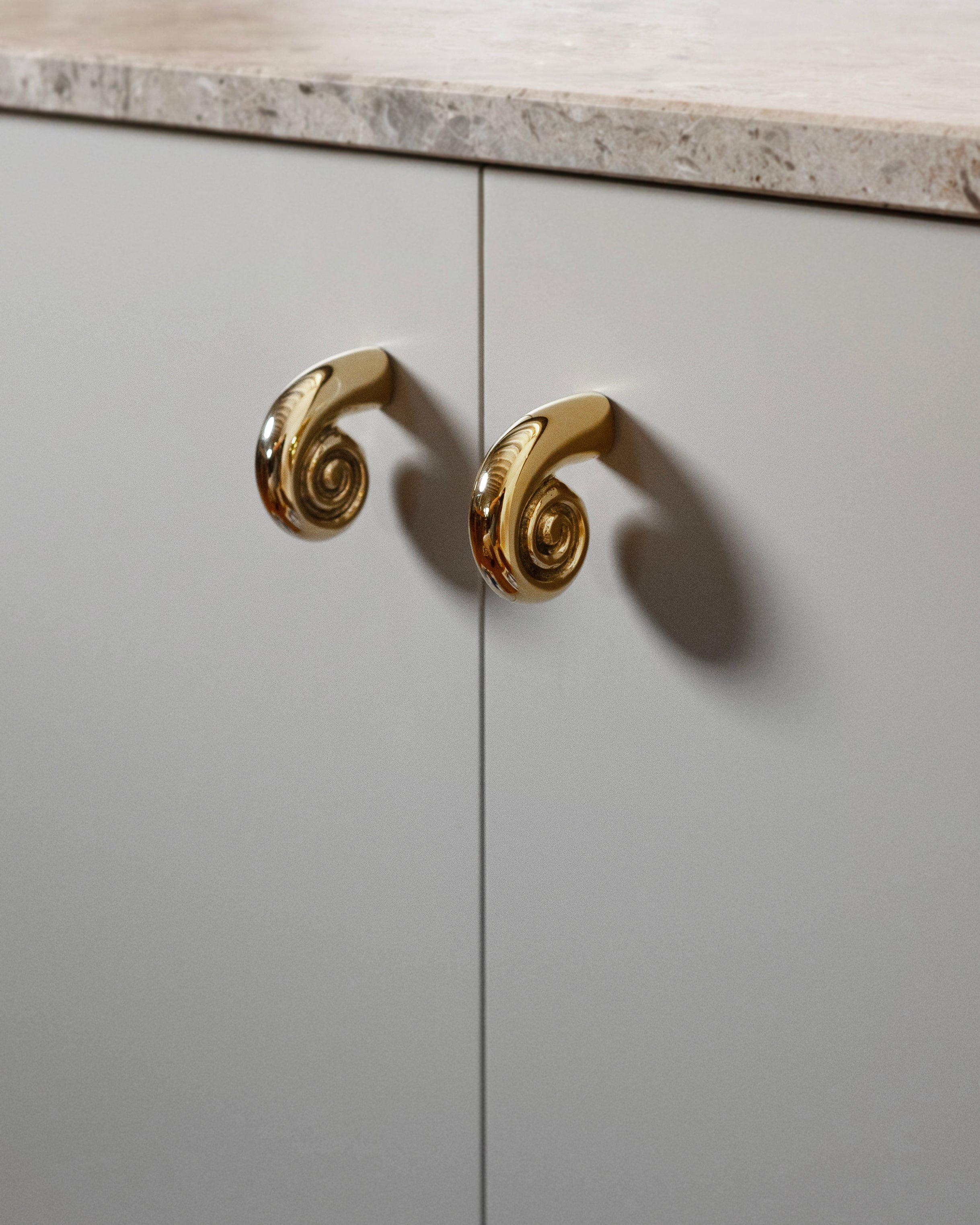 hein-studio-noelle-bouton-meuble-laiton-massif image 5