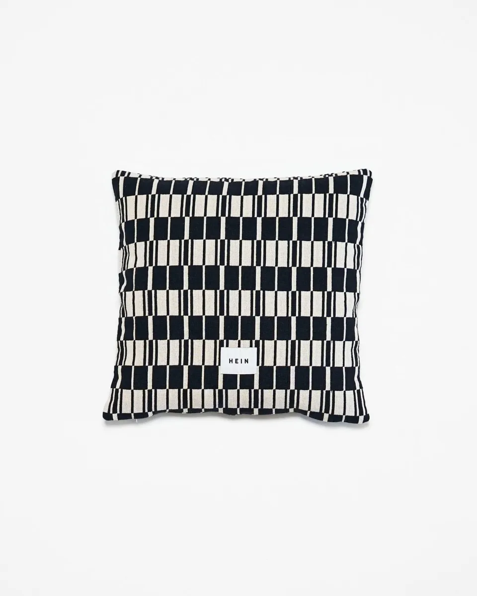 hein-studio-uma-coussin-50x50-cm-navy-offwhite-jacquard-coton image 1