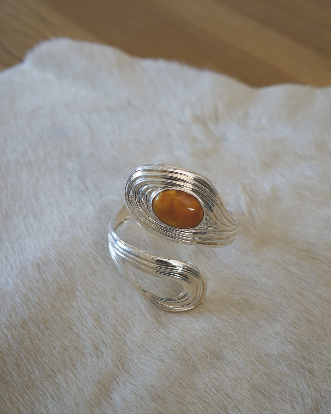 hein-studio-de-la-mer-spiral-bangle-bracelet-ambre-argent image 3