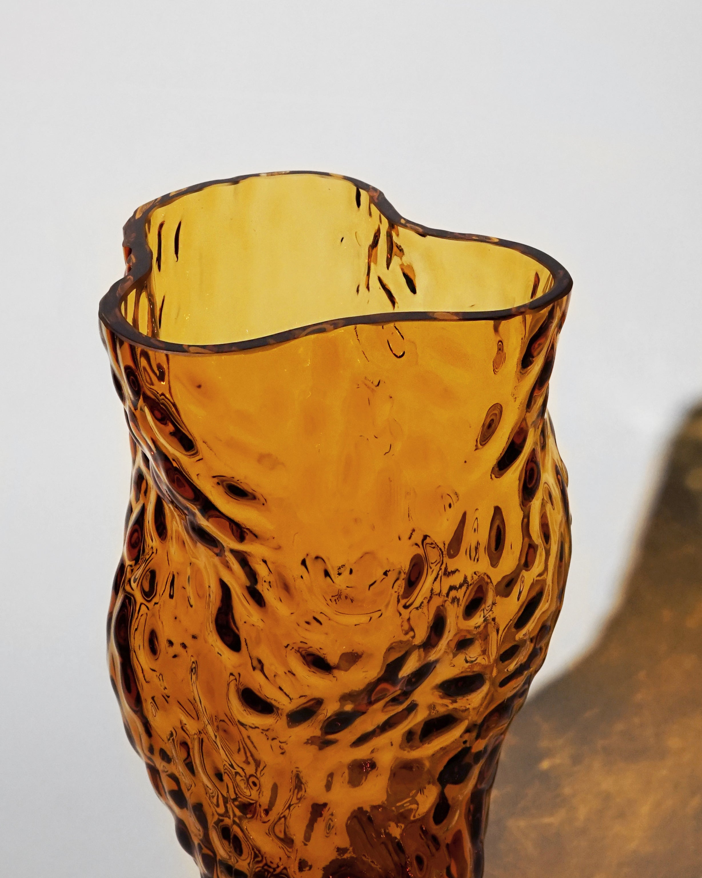 hein-studio-ostrea-vase-en-verre-ambre-30-cm image 4
