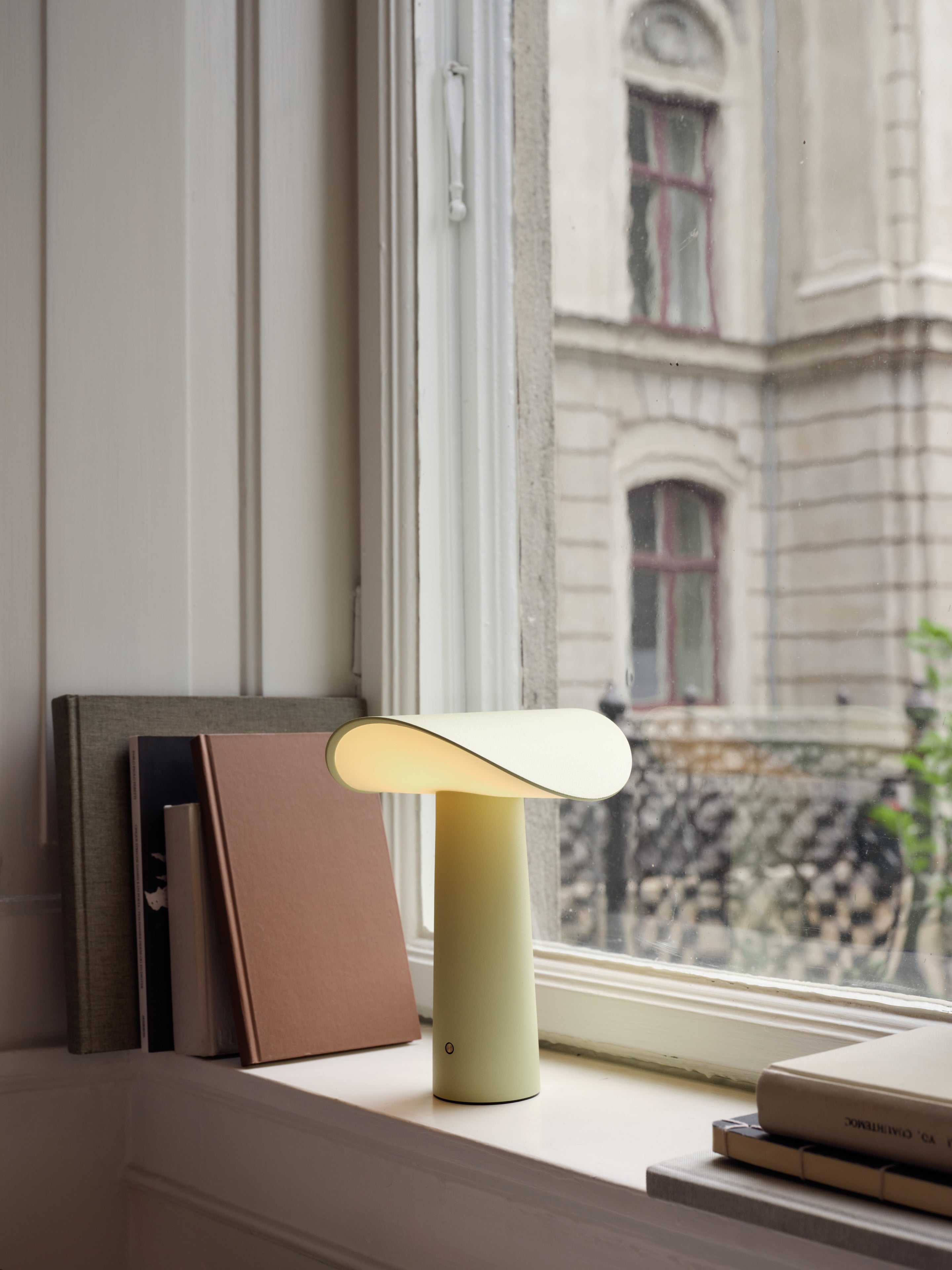 gejst-lium-portable-lampe-table-jaune-clair-sans-fil image 4
