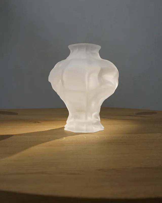 hein-studio-ammonit-vase-en-verre-blanc-givr-h30 image 1