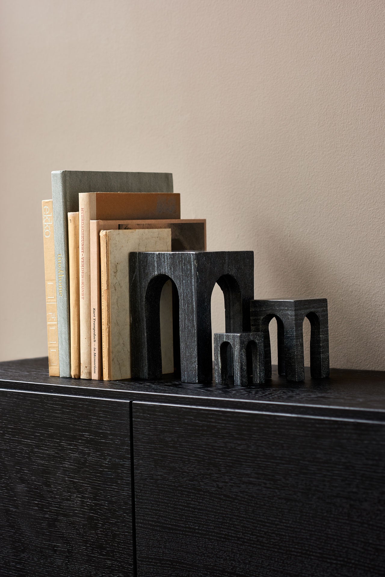 gejst-arkis-serre-livres-marbre-noir image 2