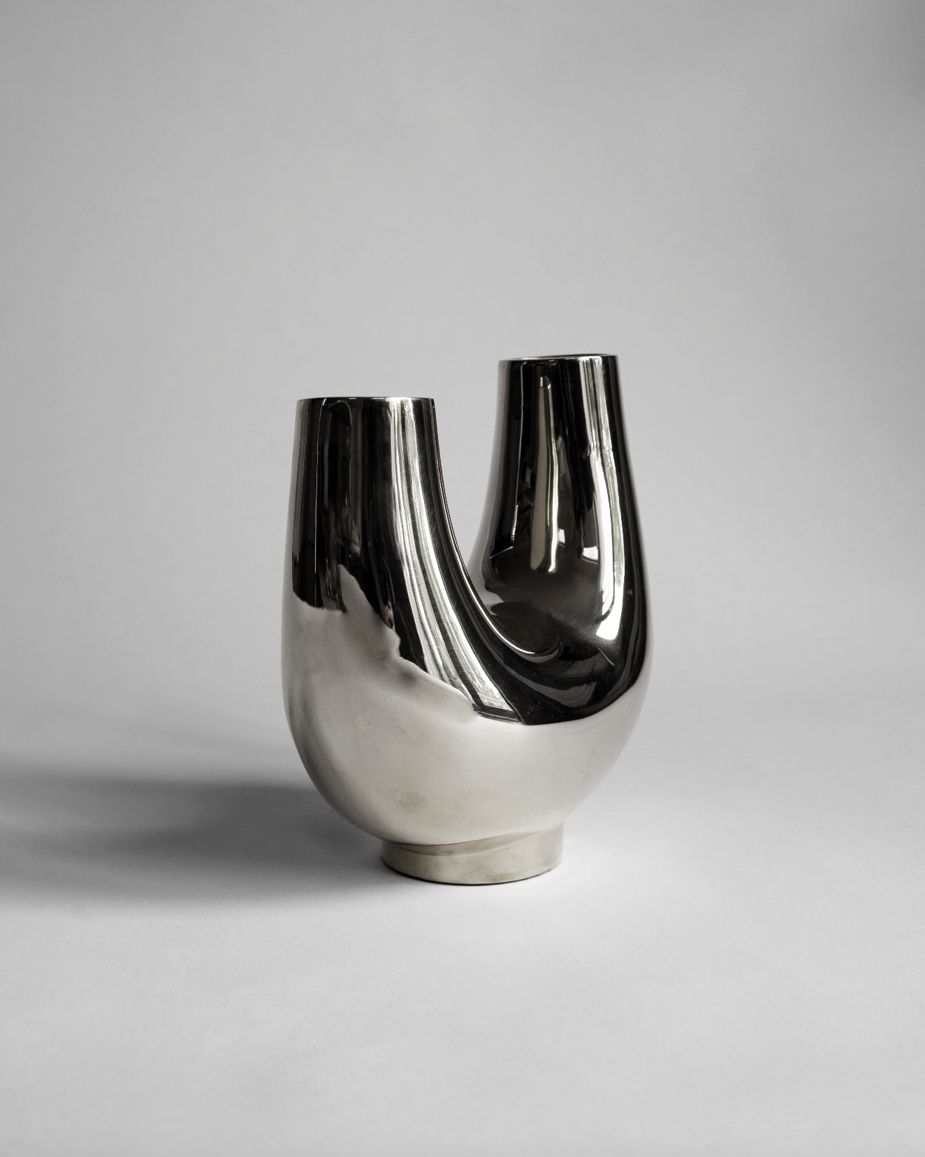 hein-studio-kazumi-vase-laiton-finition-titane image 5