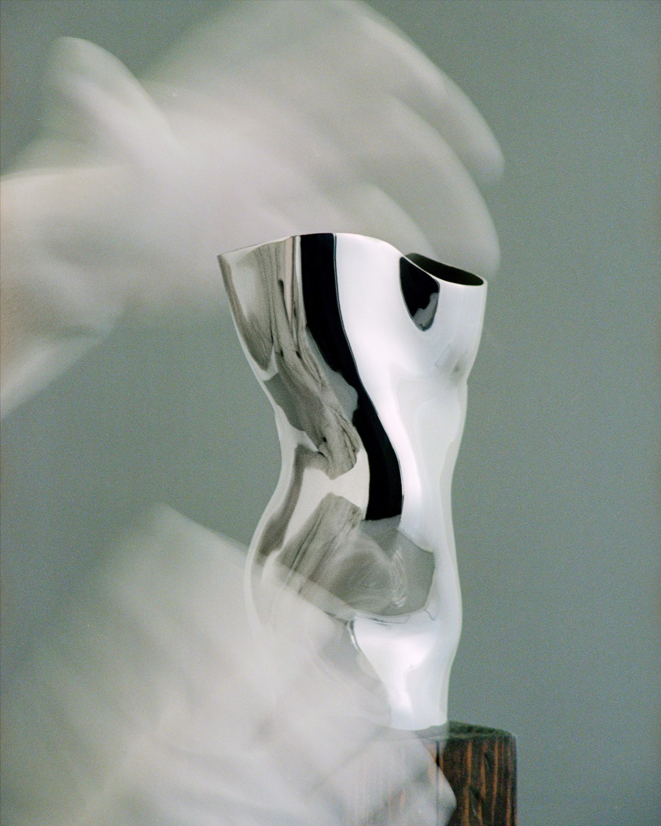 hein-studio-ostrea-25-vase-laiton-finition-titane image 8