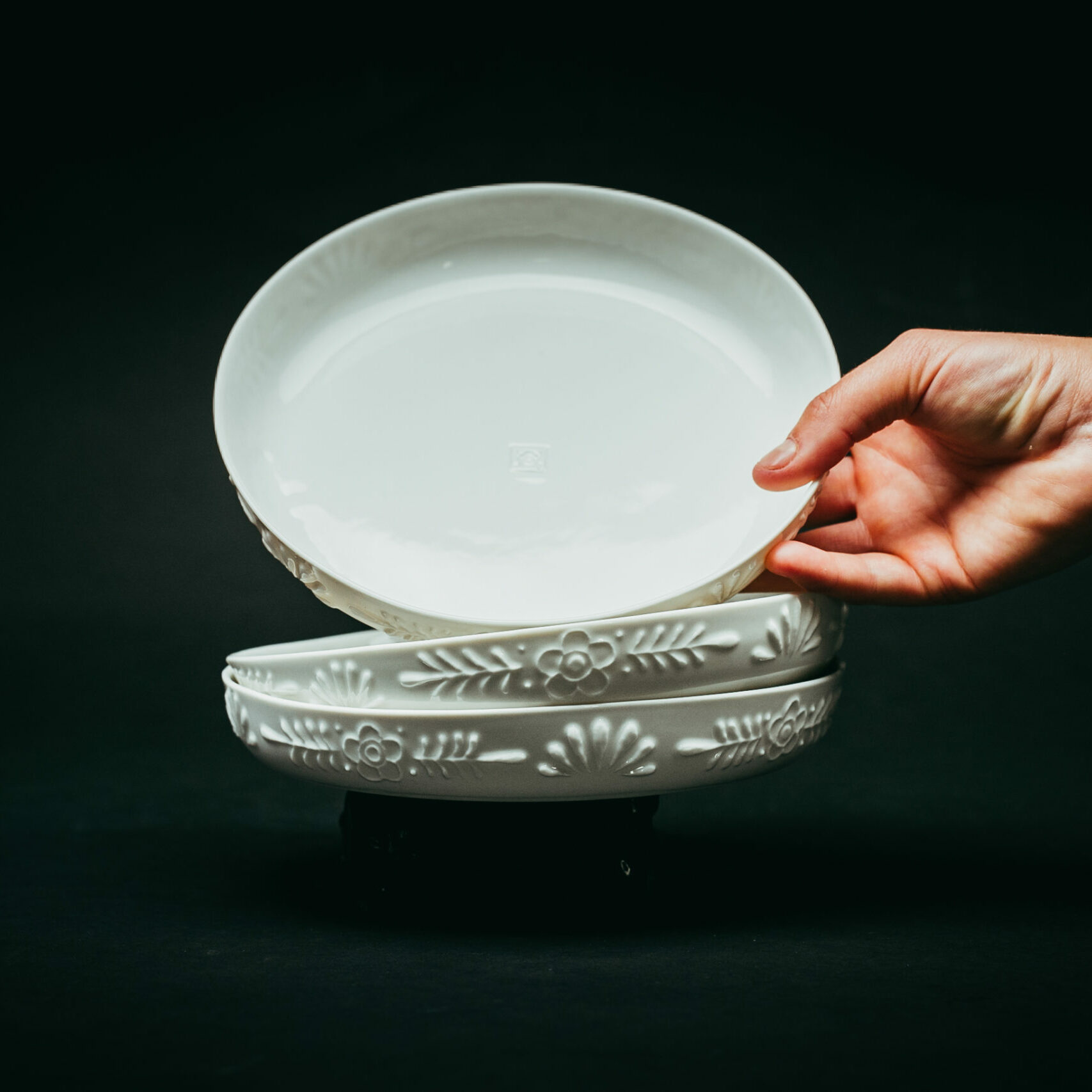 c-cile-charroy-jiki-assiette-porcelaine-relief-grav image 4