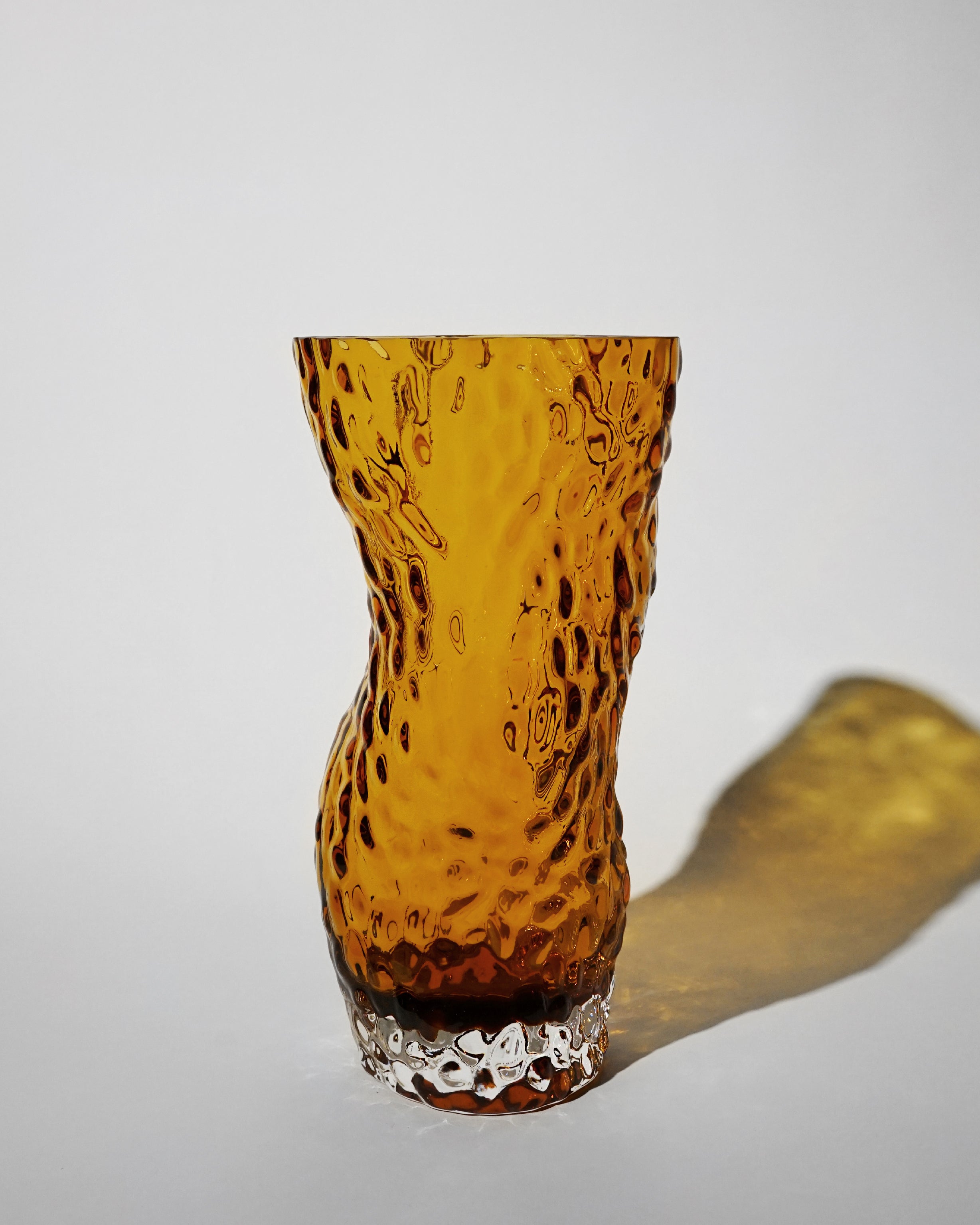 hein-studio-ostrea-vase-en-verre-ambre-30-cm image 7