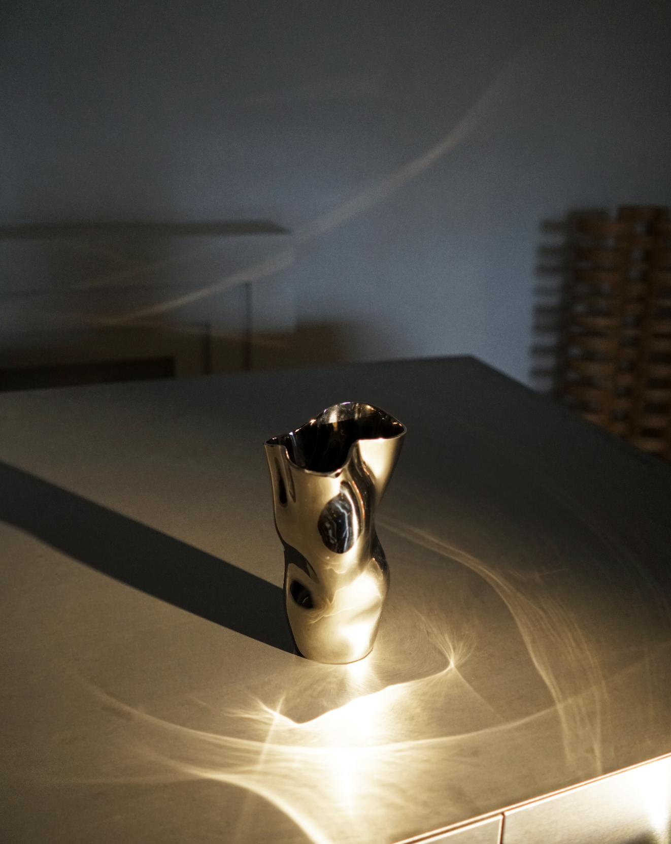 hein-studio-ostrea-25-vase-laiton-finition-titane image 3