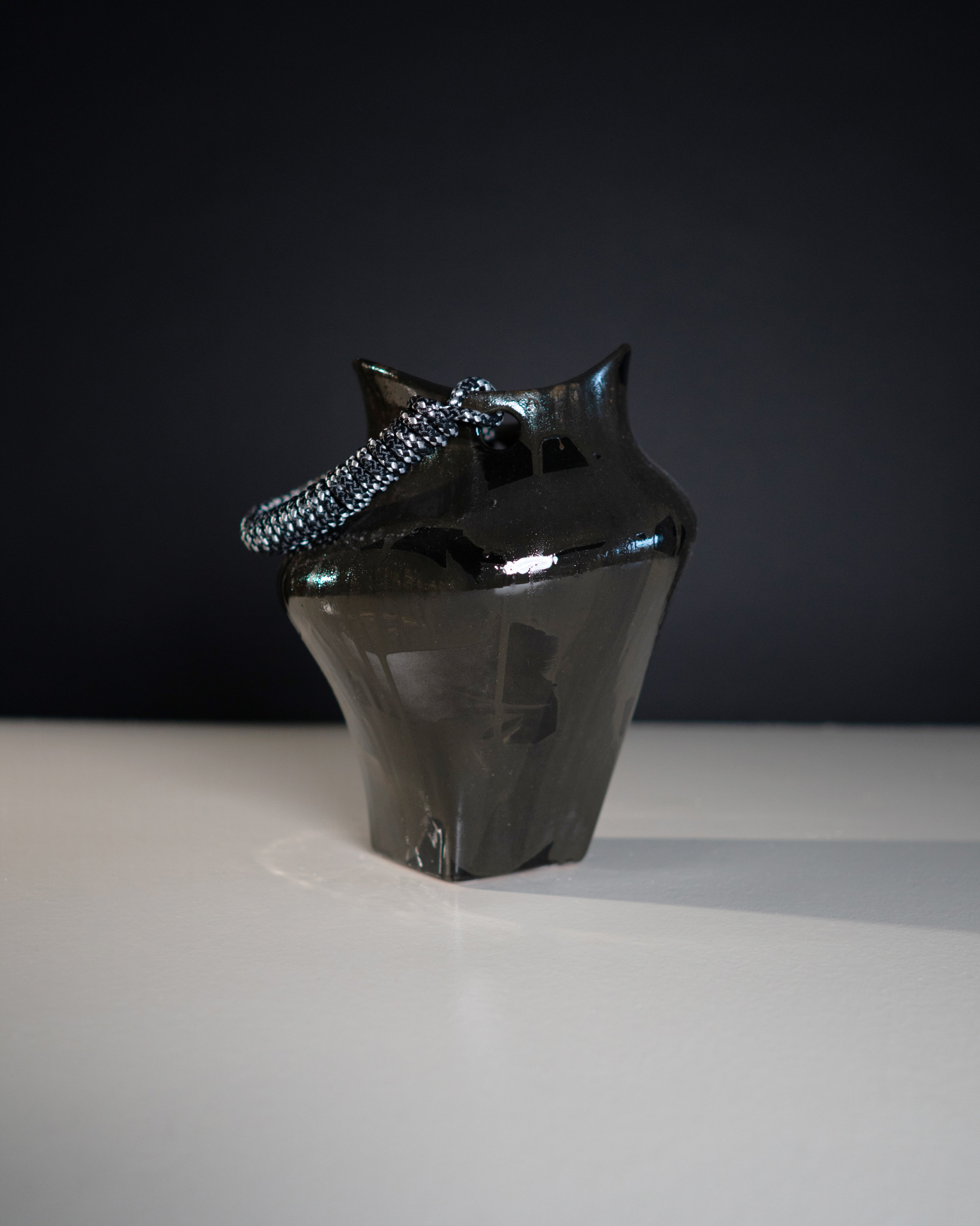 hein-studio-nami-vase-c-ramique-anse-peint-main image 2