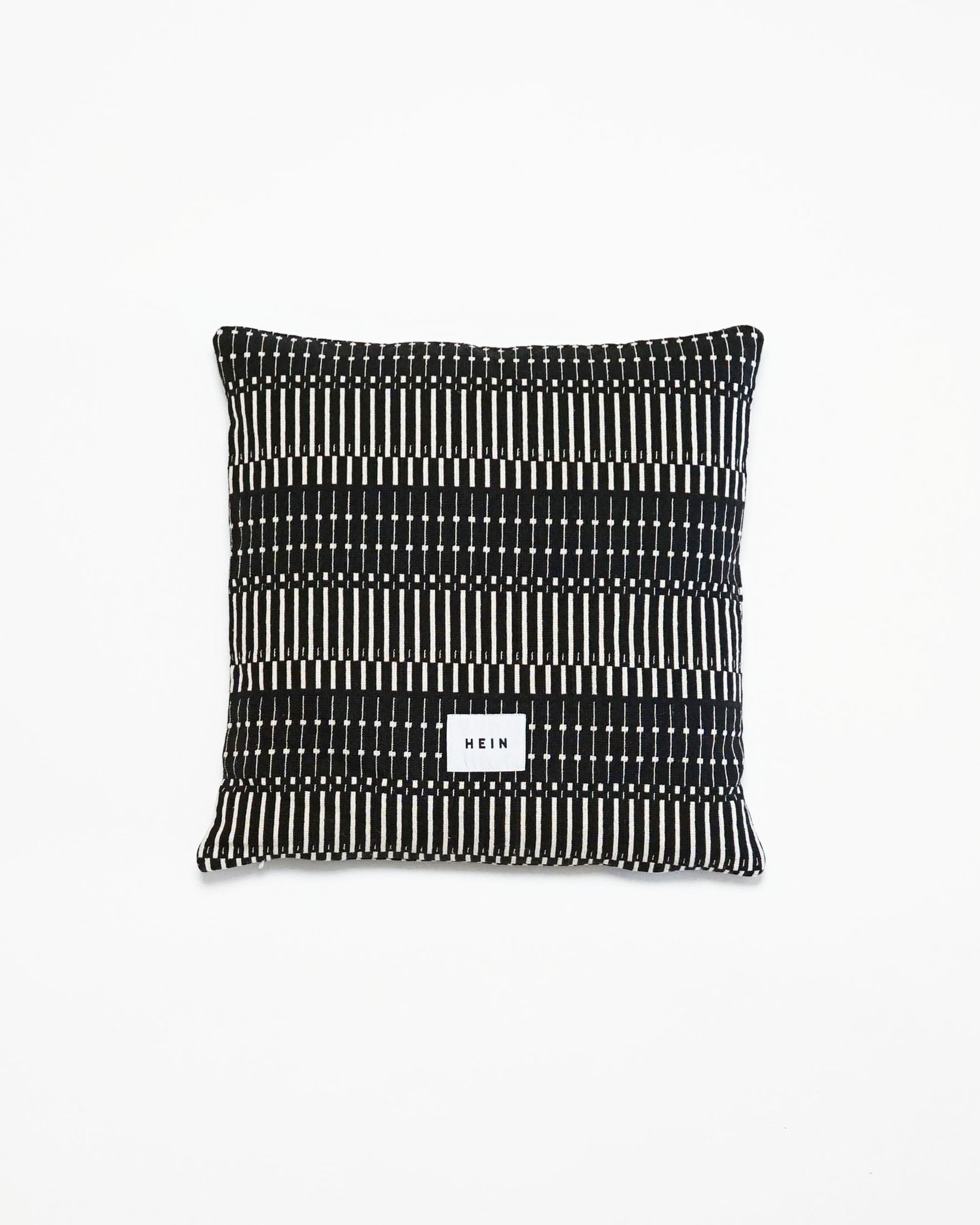 hein-studio-norma-coussin-50x50-noir-marron-cru image 1