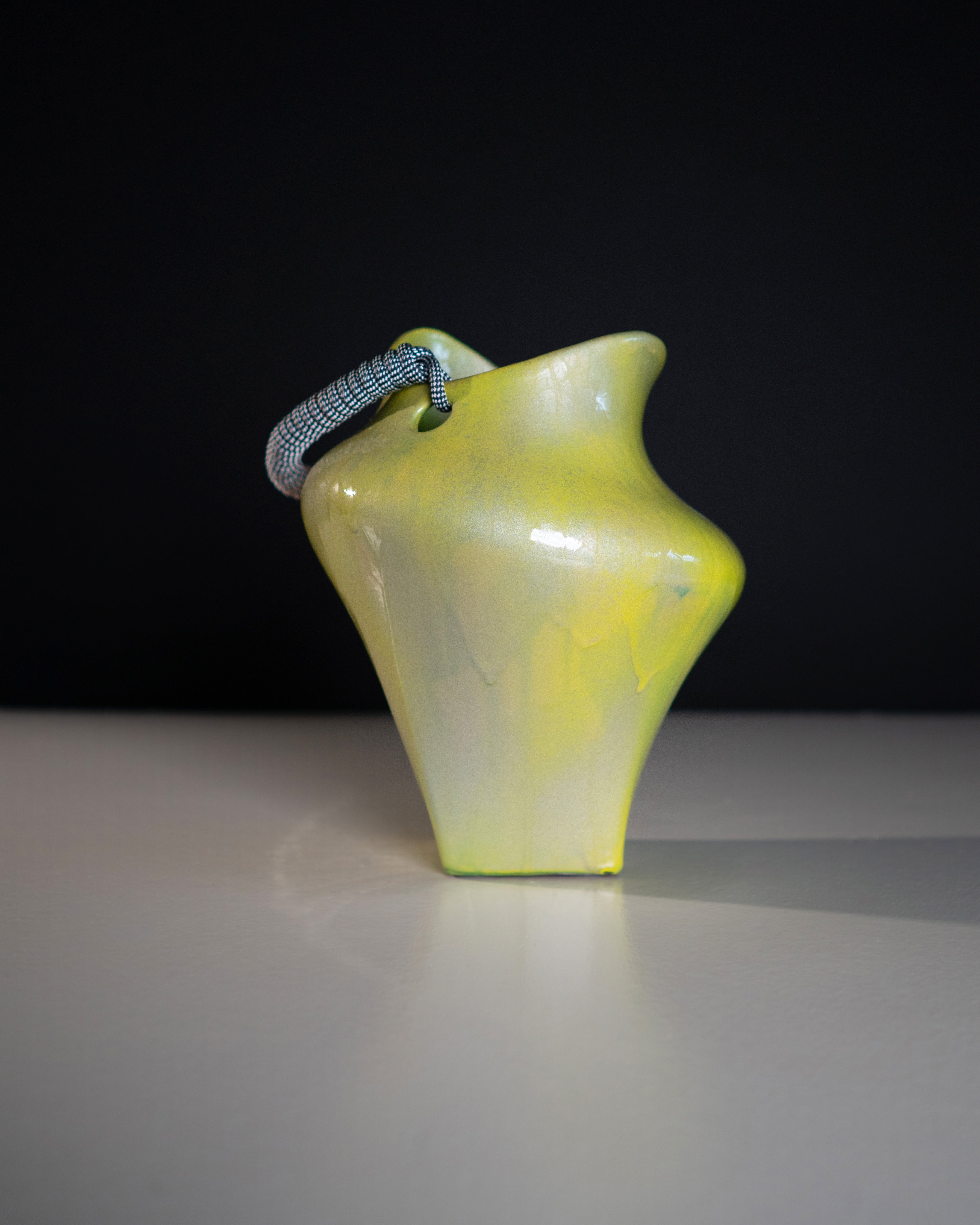 hein-studio-nami-vase-c-ramique-anse-peint-main-unique image 2