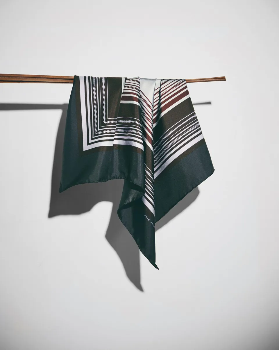 hein-studio-awena-04-foulard-soie-bleu-70-cm image 1