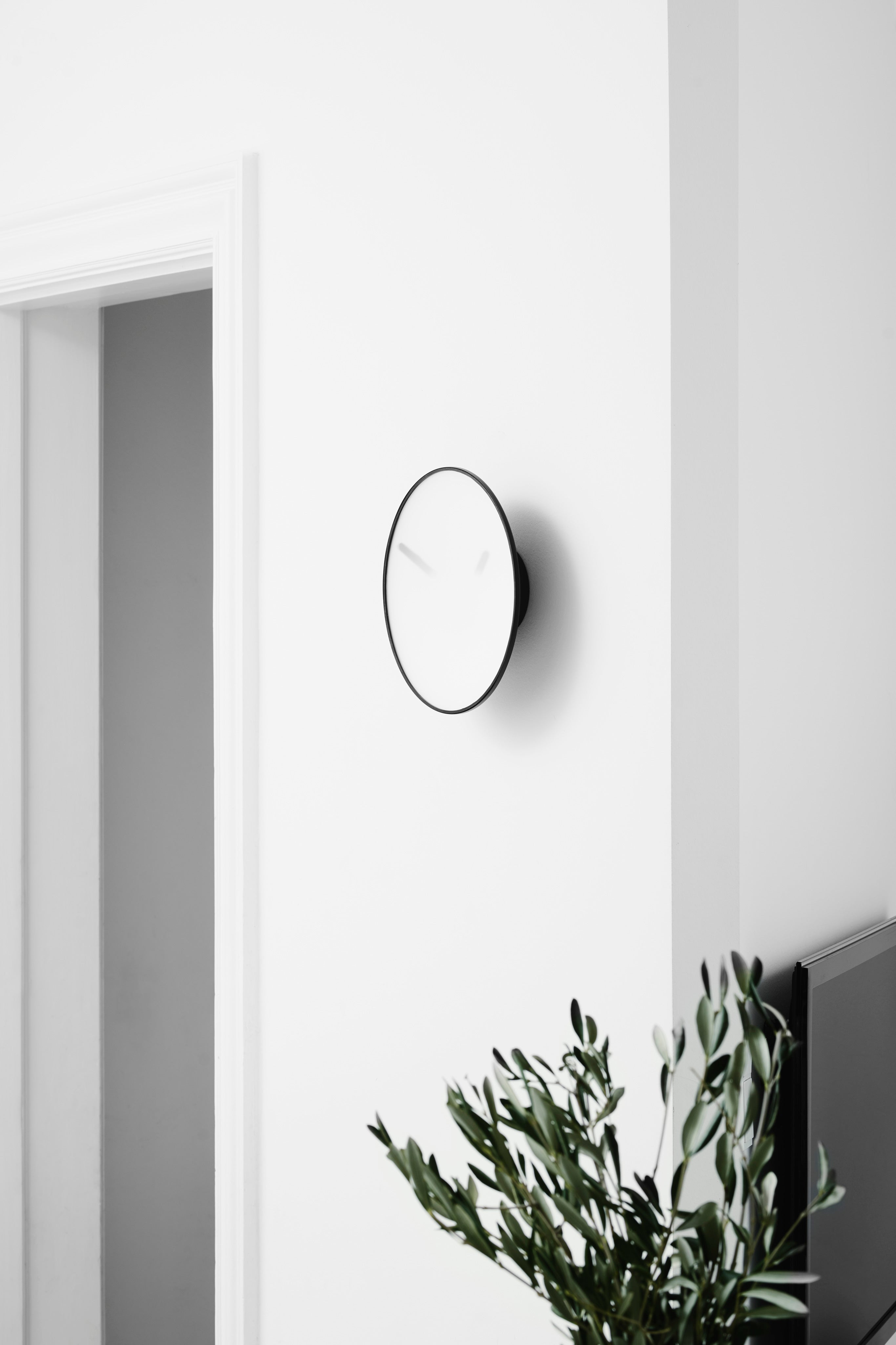 gejst-momentt-horloge-murale-blanche-acier-mat image 2