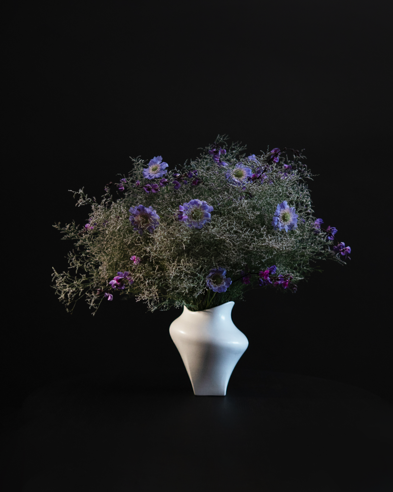 hein-studio-nami-vase-c-ramique-blanc-25-cm-maill-main image 3
