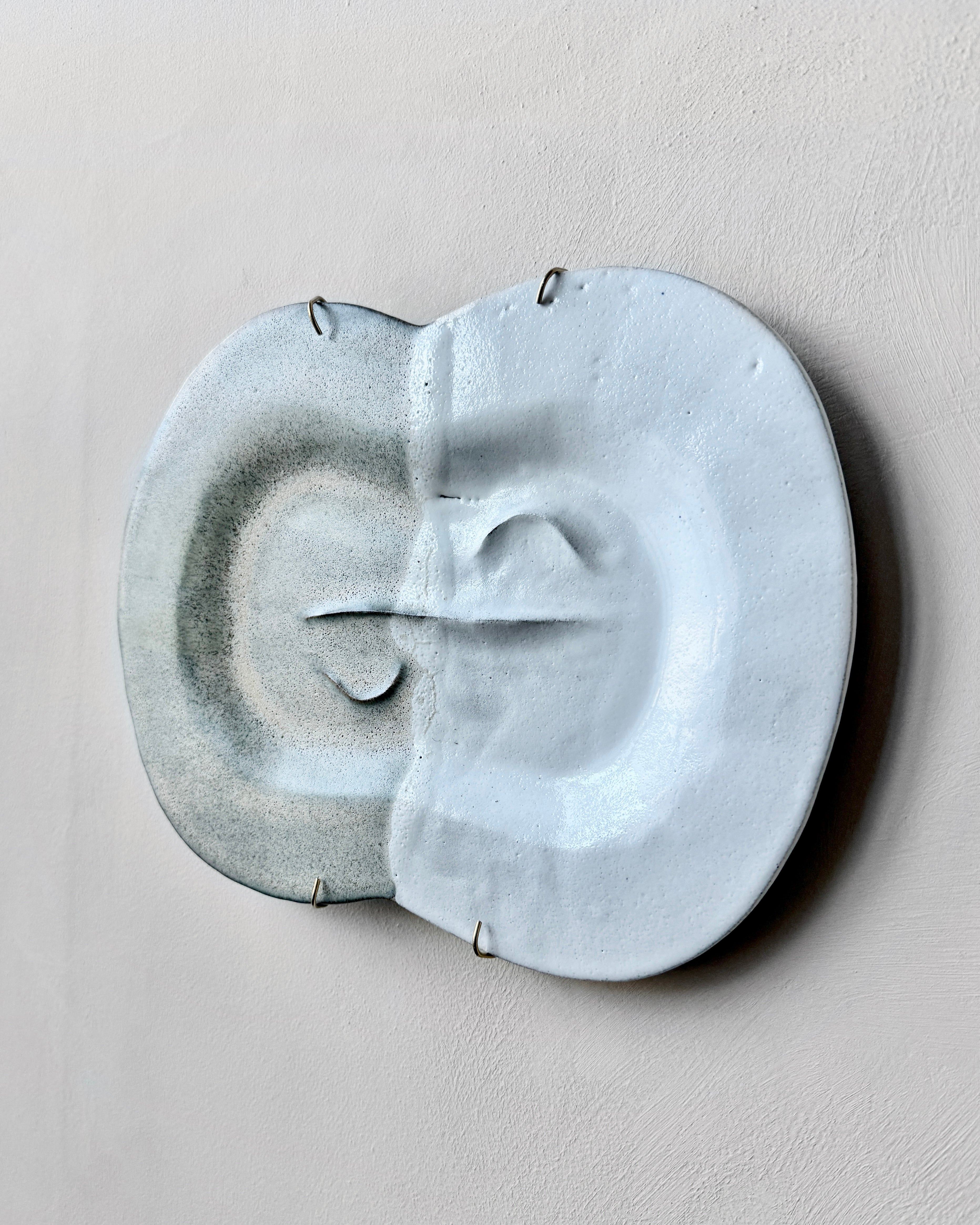 hein-studio-gh-07-assiette-murale-gr-s-artisanal-26x22-cm image 2